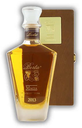 Berta Magia Acquavite D'Uva 2013 in Holzkiste Berta Magia Acquavite D'Uva 2013 in Holzkiste Wunderbar gereiftes Traubendestillat. Jahrgang 2013 - 0,7	 Liter - Vol 43%