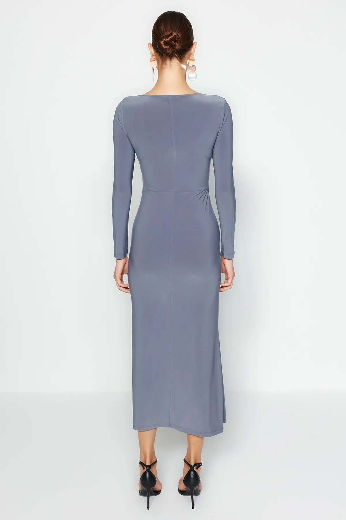 Trendyol Collection  Dunkelgraues, figurbetontes Maxi-Strickkleid mit Volants und quadratischem Ausschnitt TWOAW24EL00613