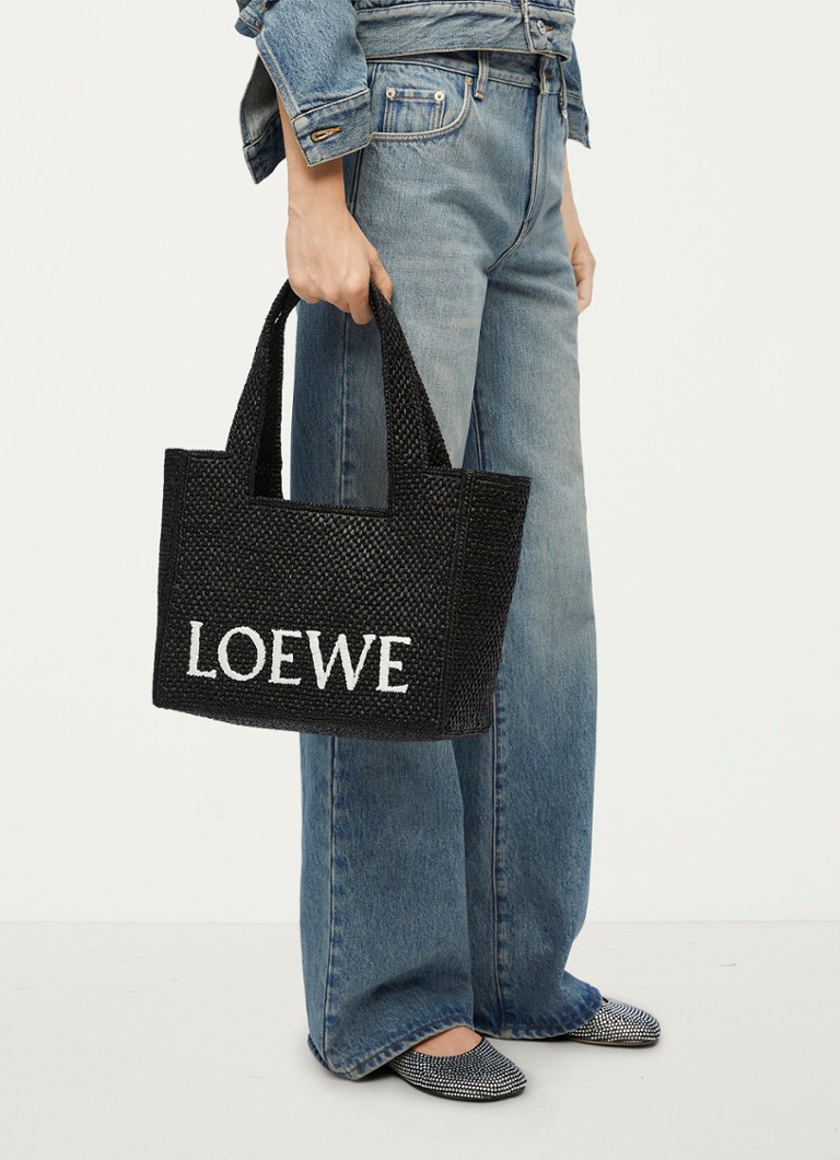 Średniej wielkości torba typu tote LOEWE Font z rafii, z odpinanym paskiem na ramię.