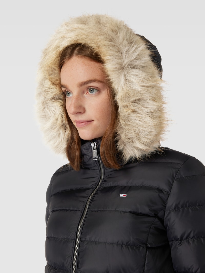 Daunenmantel mit Label-Stitching in schwarz