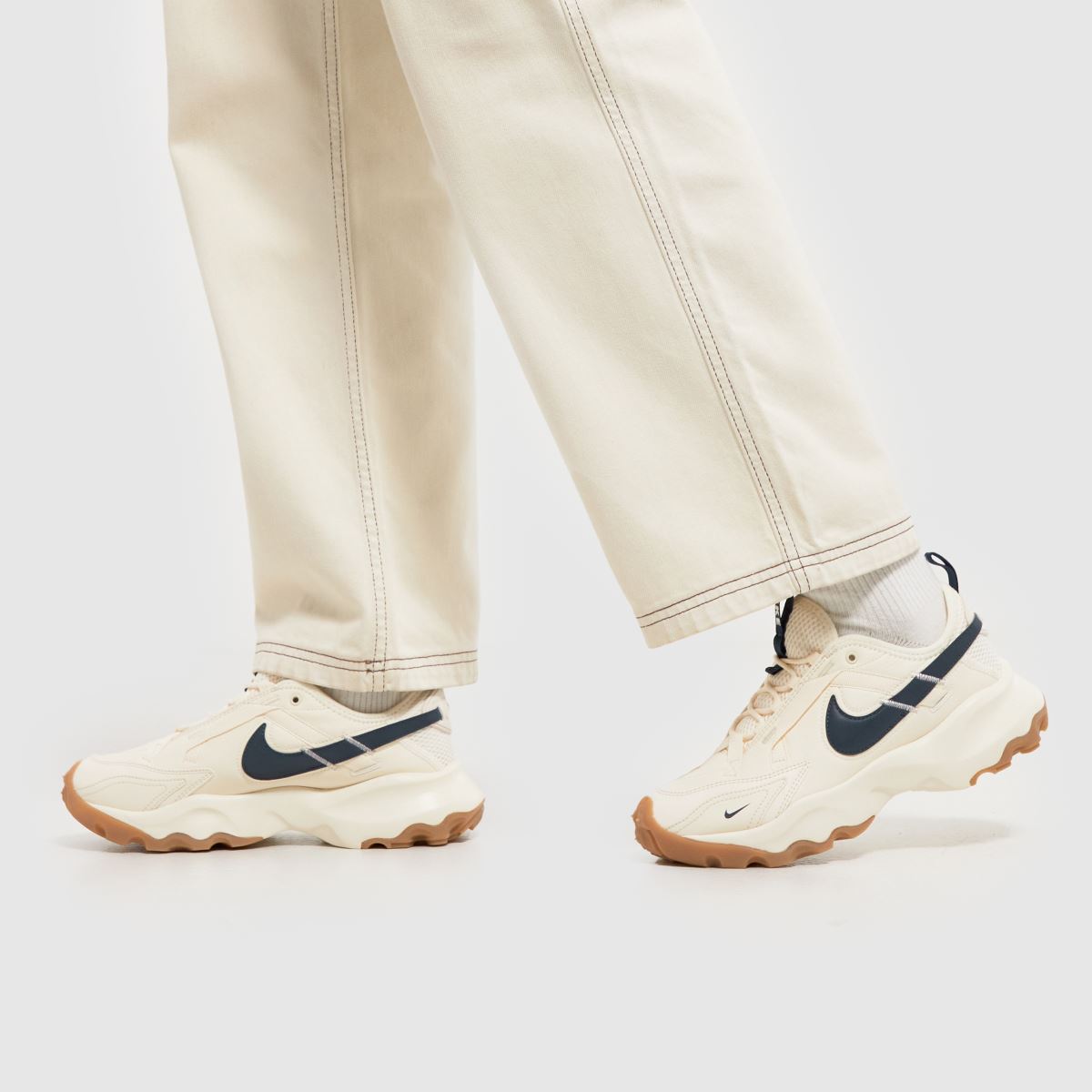 Športni copati Nike TC 7900 v bež barvi