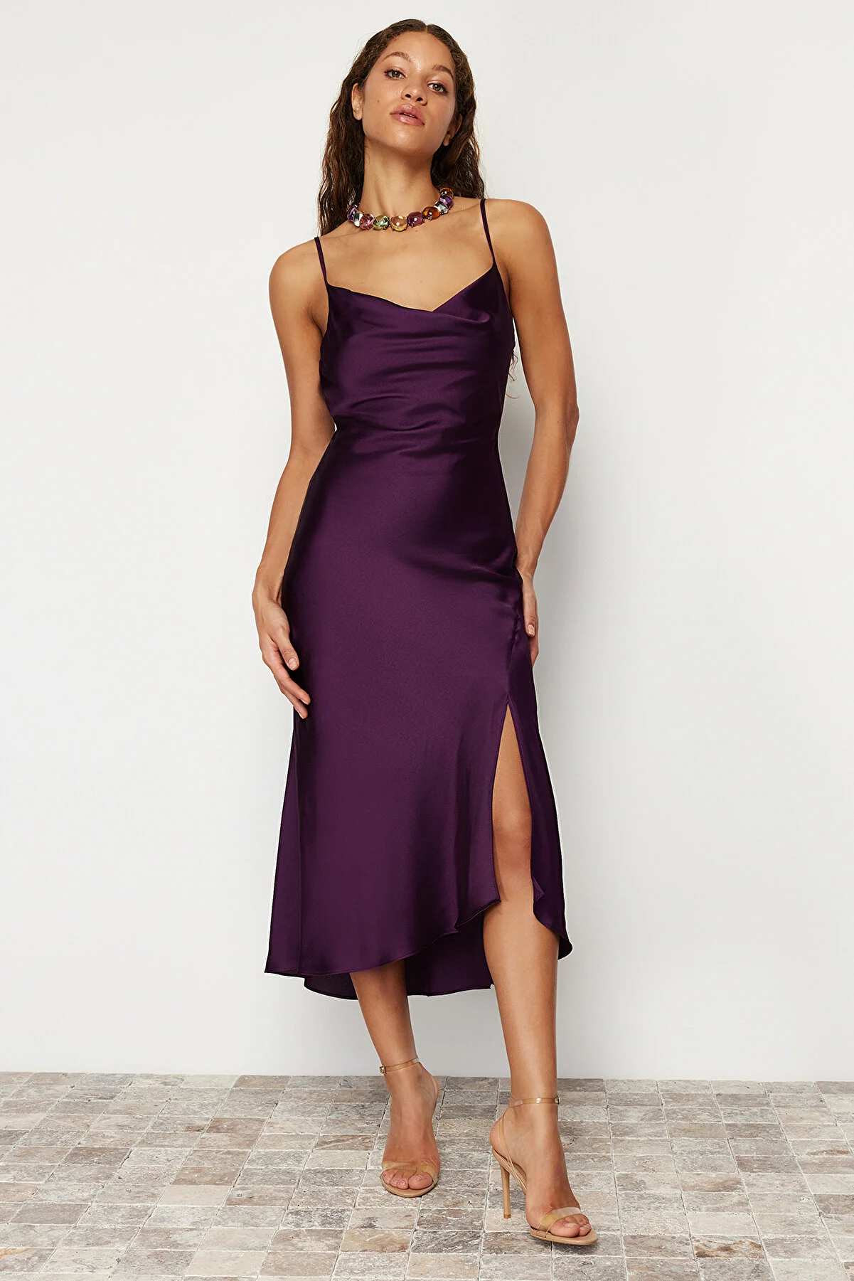 Trendyol Collection  Lila gefüttertes Abendkleid aus gewebtem Satin TPRSS19BB0058