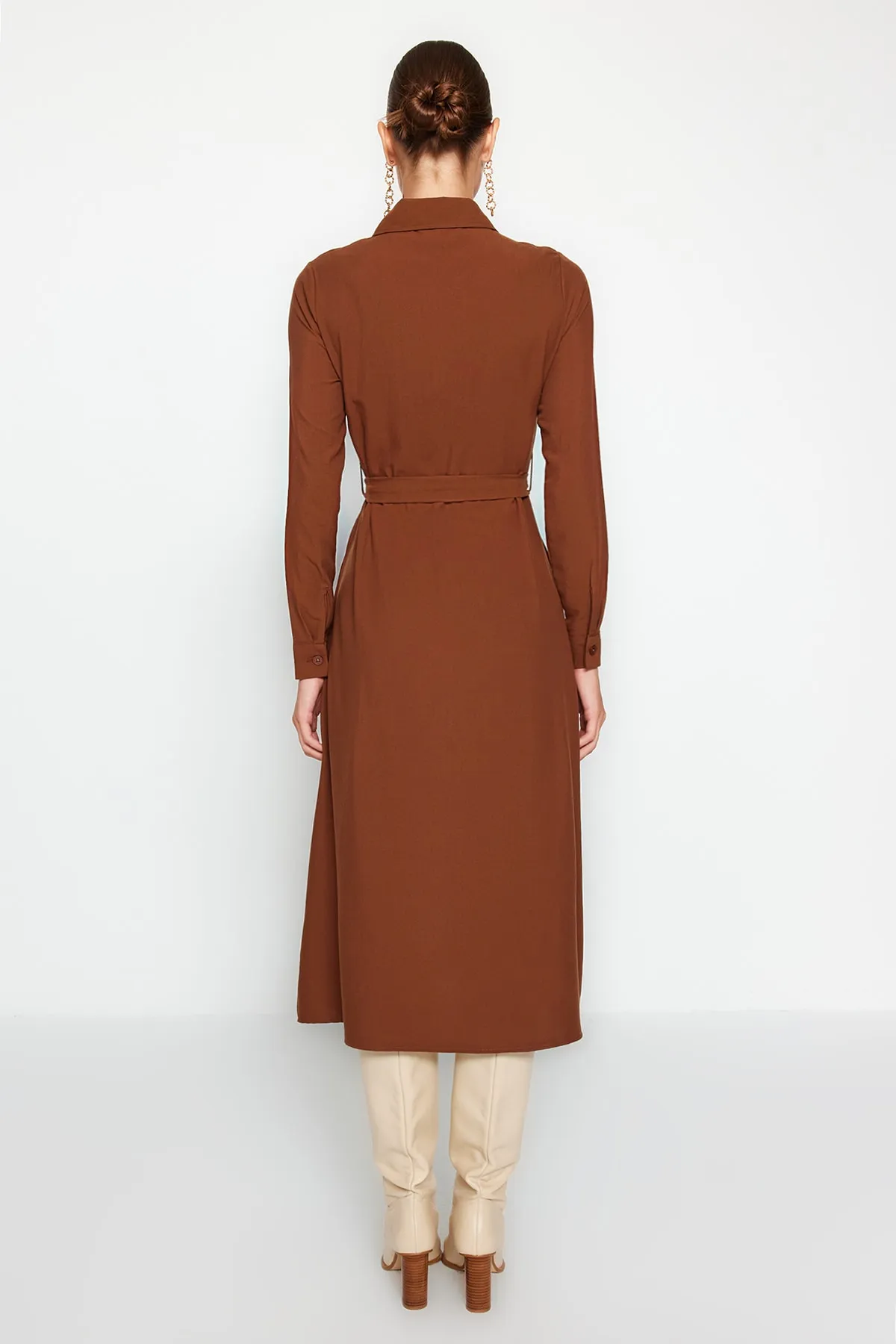 Trendyol Collection  Braunes, gerade geschnittenes, gewebtes Midi-Hemdkleid mit Gürtel TWOAW24EL00504