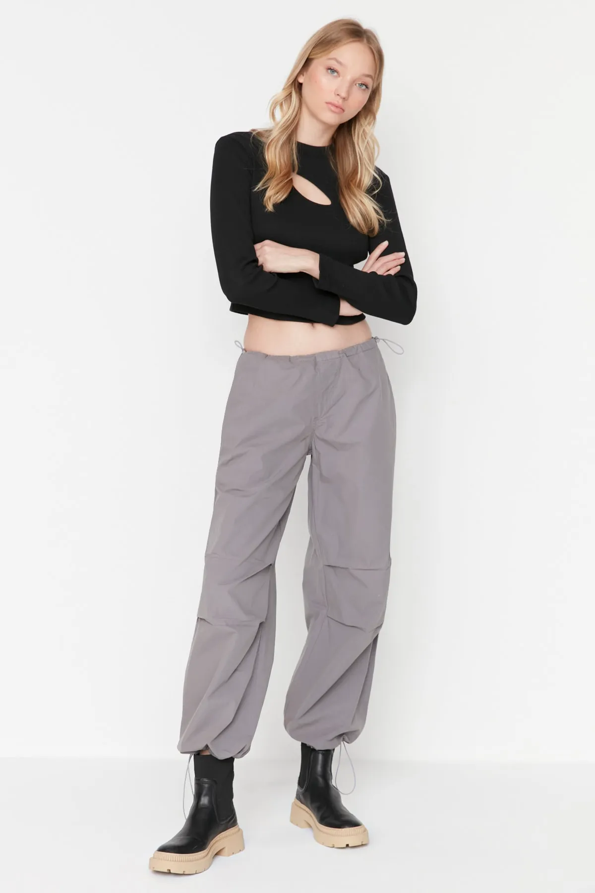 Trendyol Collection  Graue Fallschirmhose mit normaler Taille TWOAW23JE00738