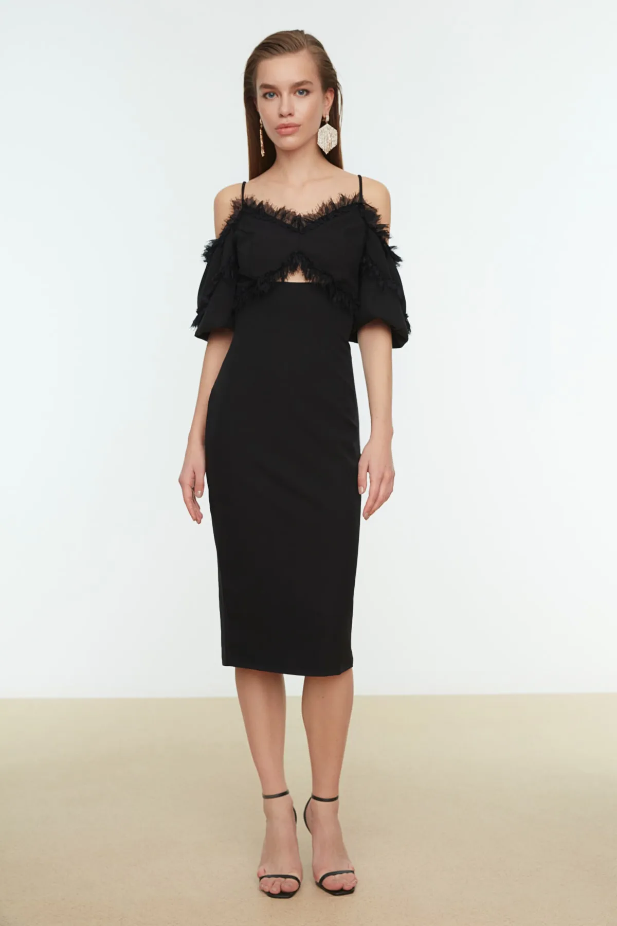 Trendyol Collection  Elegantes Abendkleid mit schwarzen Spitzendetails TPRSS20EL0015
