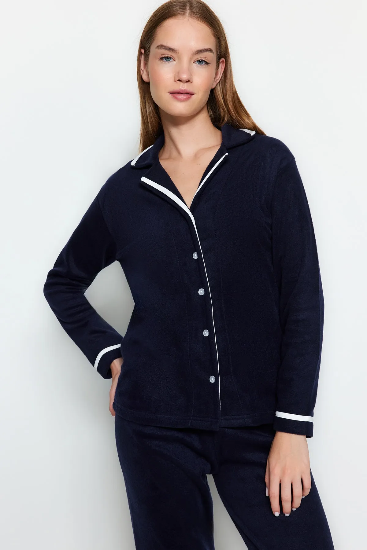 Trendyol Collection  Marineblaues Pyjama-Set aus dickem Strick mit Paspelierung und Schlafbändern THMAW22PT0357