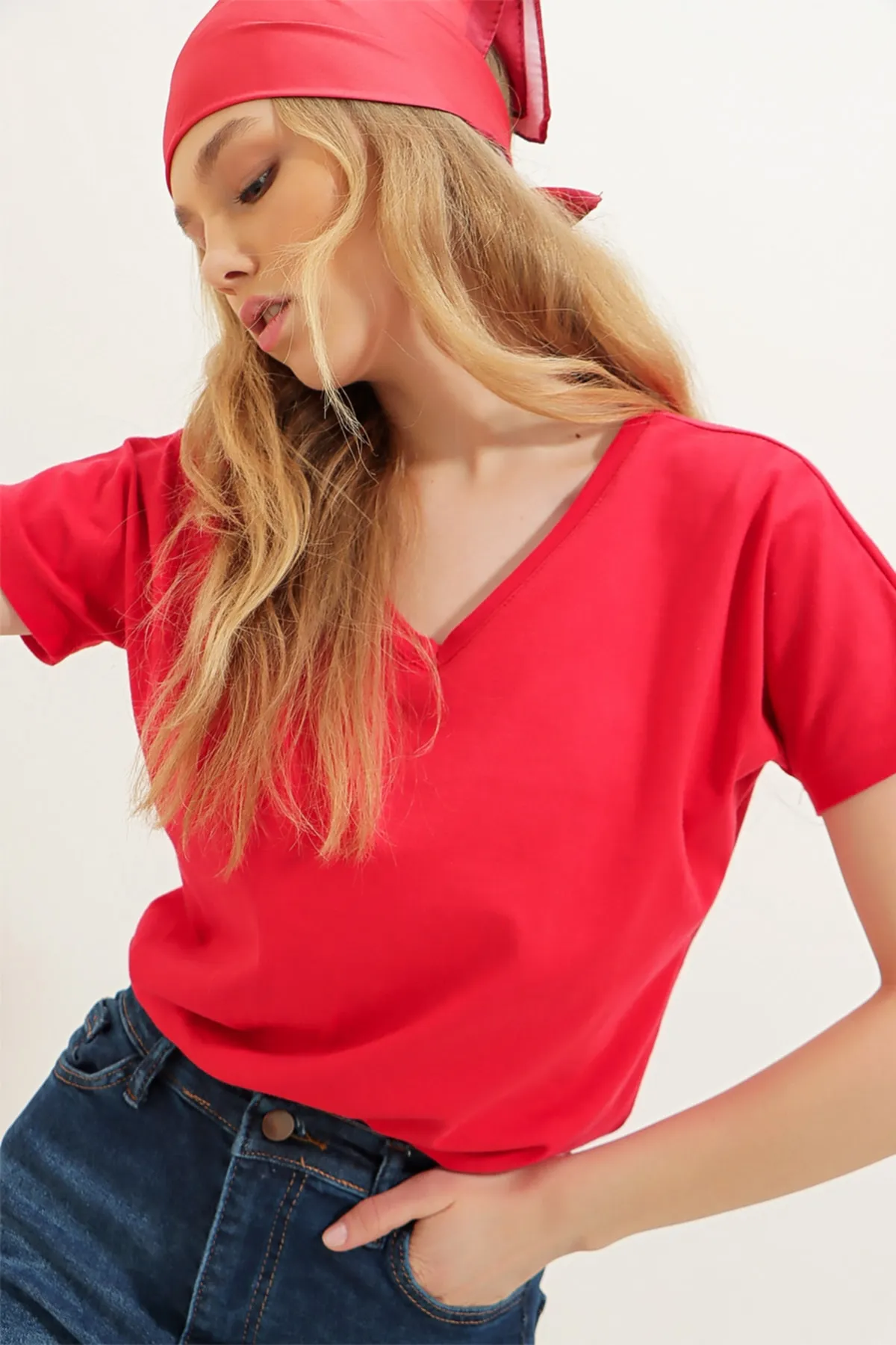 Trend Alaçatı Stili  Rotes Damen-Basic-T-Shirt mit V-Ausschnitt ALC-1045-A
