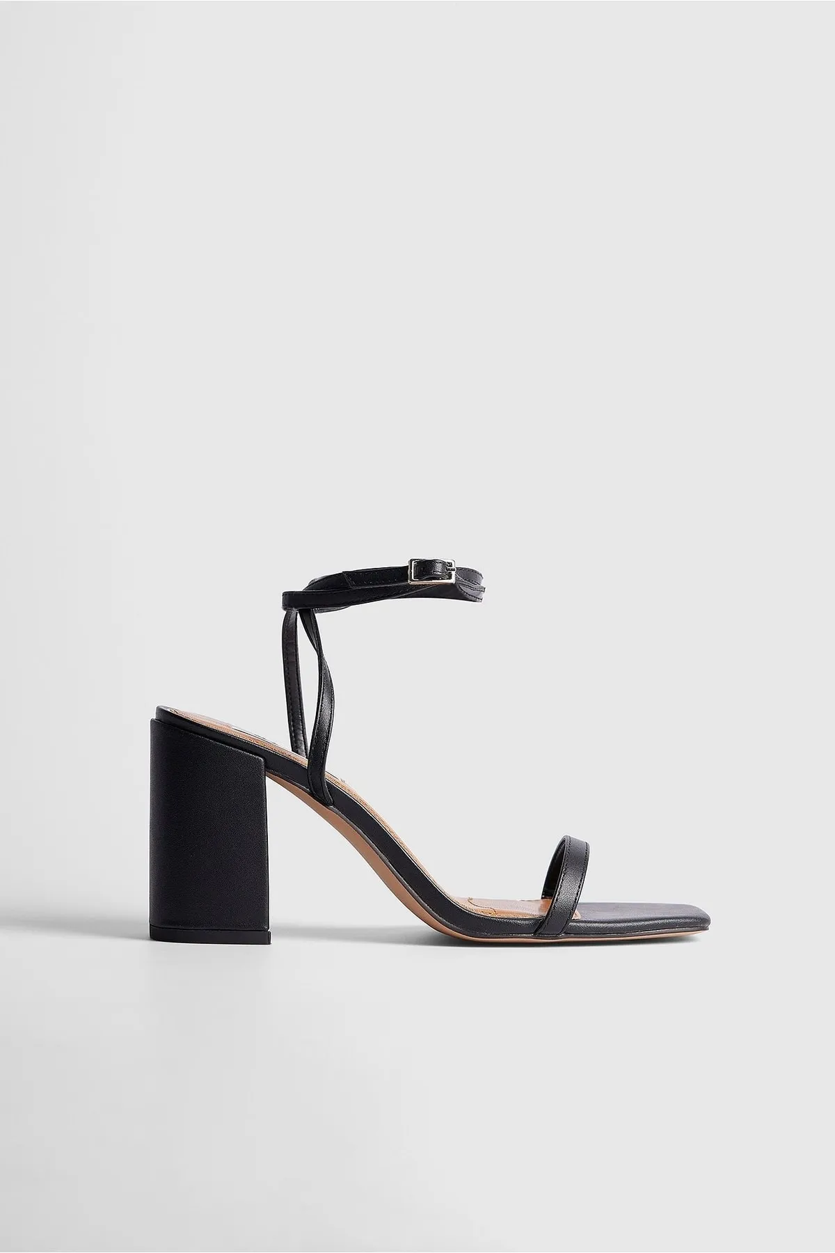 NA-KD  Sandalen mit Blockabsatz und Knöchelriemen