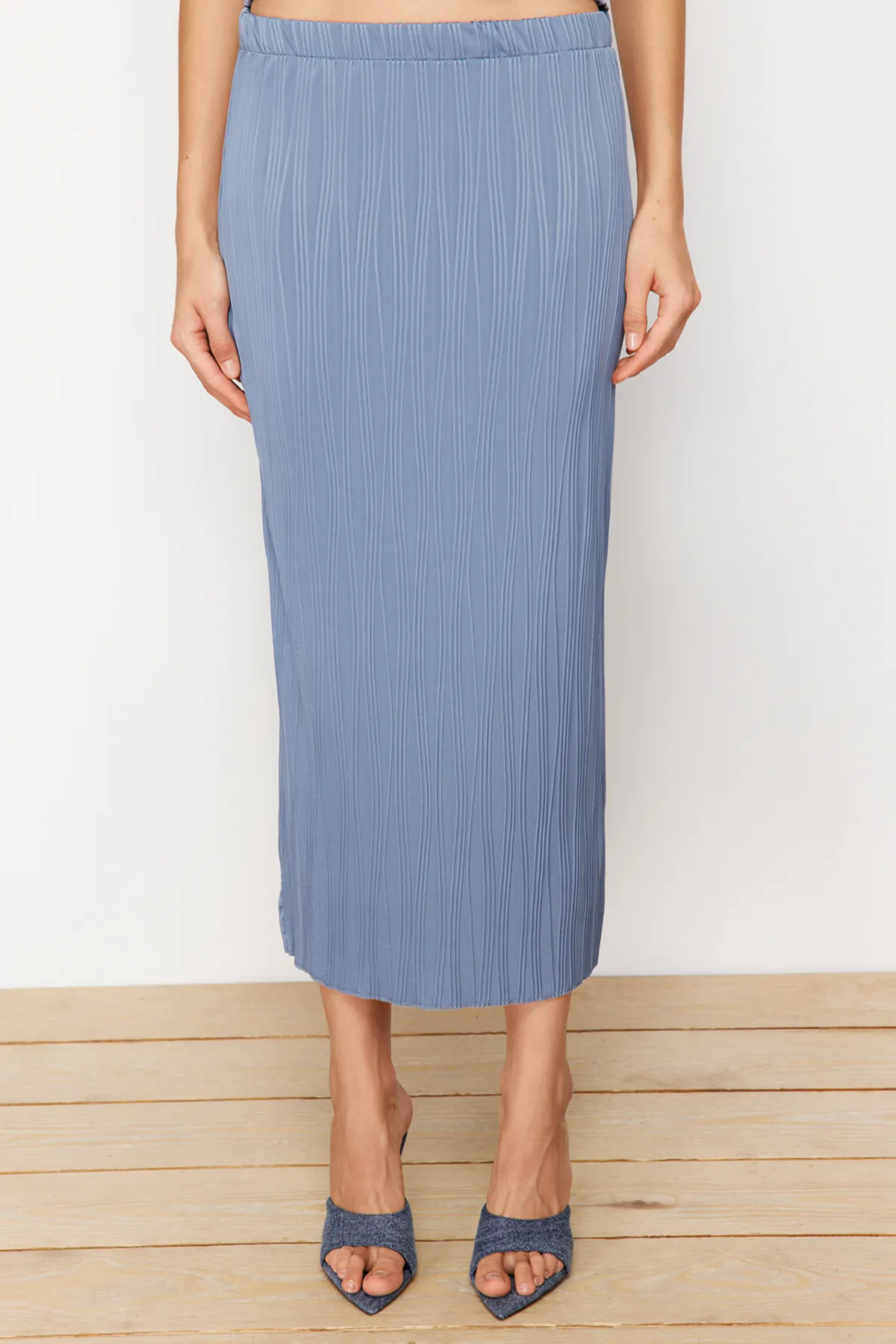 Trendyol Collection  Indigo strukturiertes Maxi-Strick-Bottom-Top-Set mit Nullärmeln TWOSS24AU00014