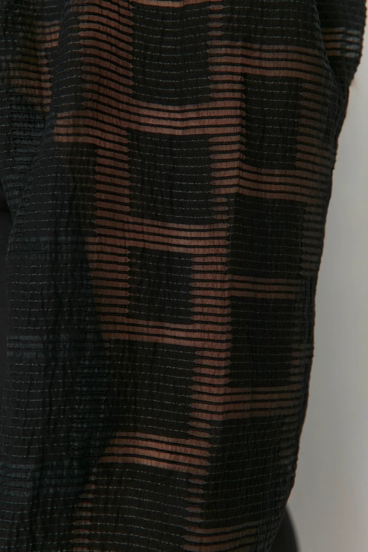 Trendyol Curve  Schwarzes Kleid mit gewebten Ärmeln, Spitzendetail und Taschen TBBAW23AH00039