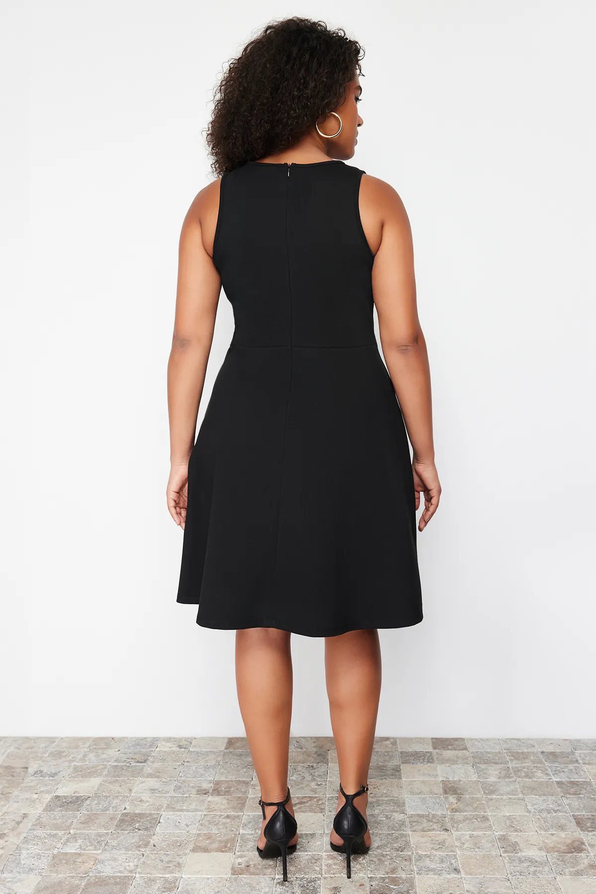 Trendyol Curve  Schwarzes Mini-Strickkleid mit Nähten TBBSS24AH00005