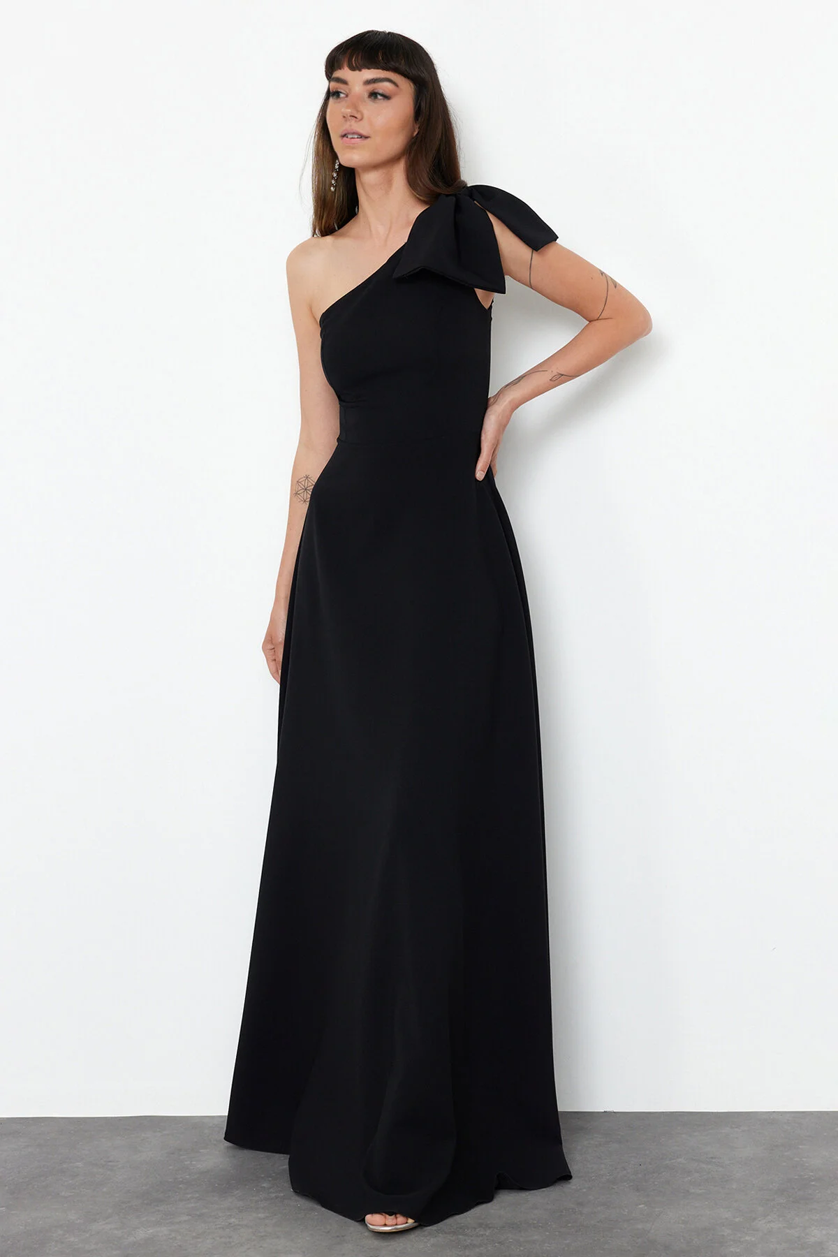 Trendyol Collection  Schwarzes, gewebtes Abend- und Homecoming-Kleid mit Schleife und einem Ärmel TPRSS24AE00163