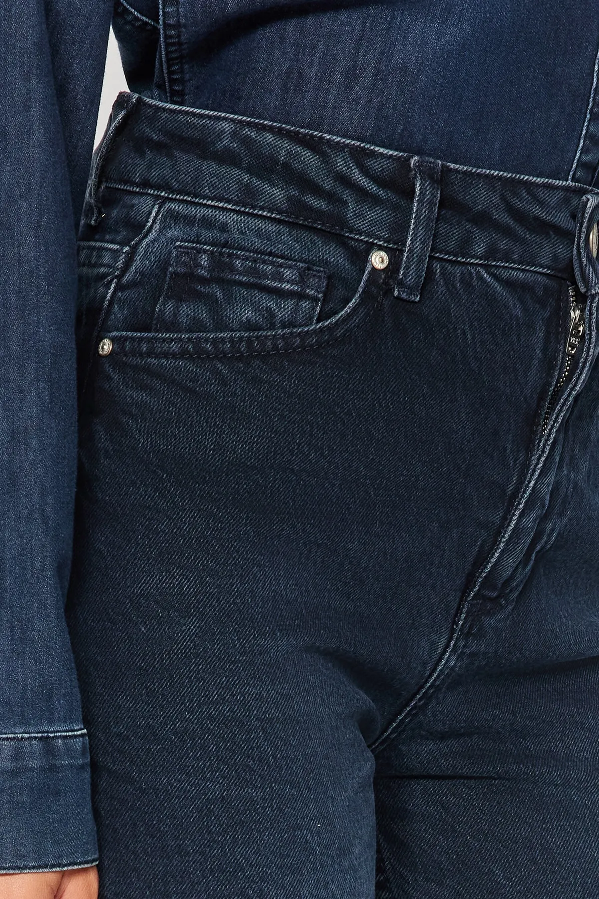 Trendyol Collection  Mitternachtsblaue Slim Mom-Jeans mit hoher Taille TWOSS23JE00094