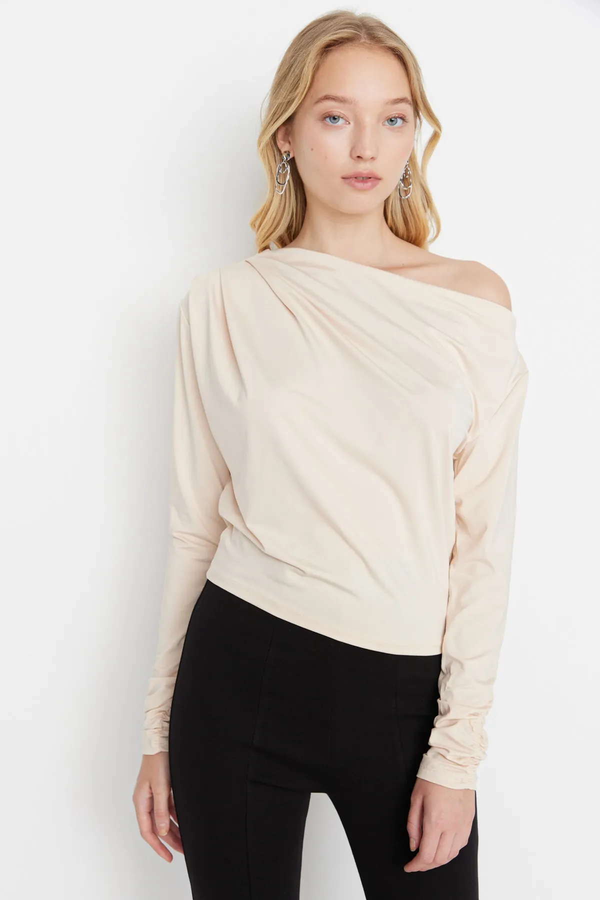 Trendyol Collection  Fließende, dehnbare Strickbluse mit asymmetrischem Kragen in Steingrau TWOAW21BZ1383