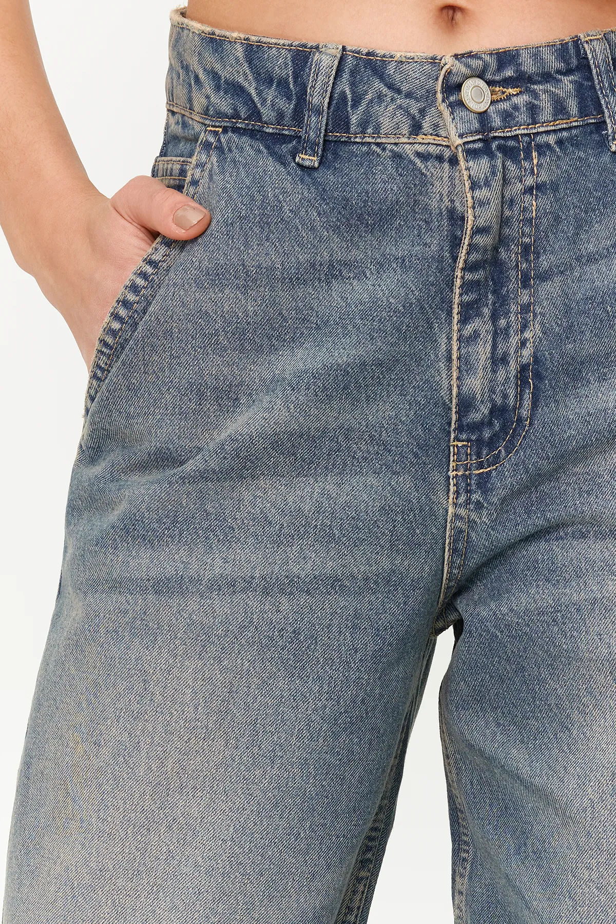 Trendyol Collection  Dunkelblaue Vintage-Skater-Jeans mit niedriger Taille und verblasstem Effekt TWOSS24JE00052