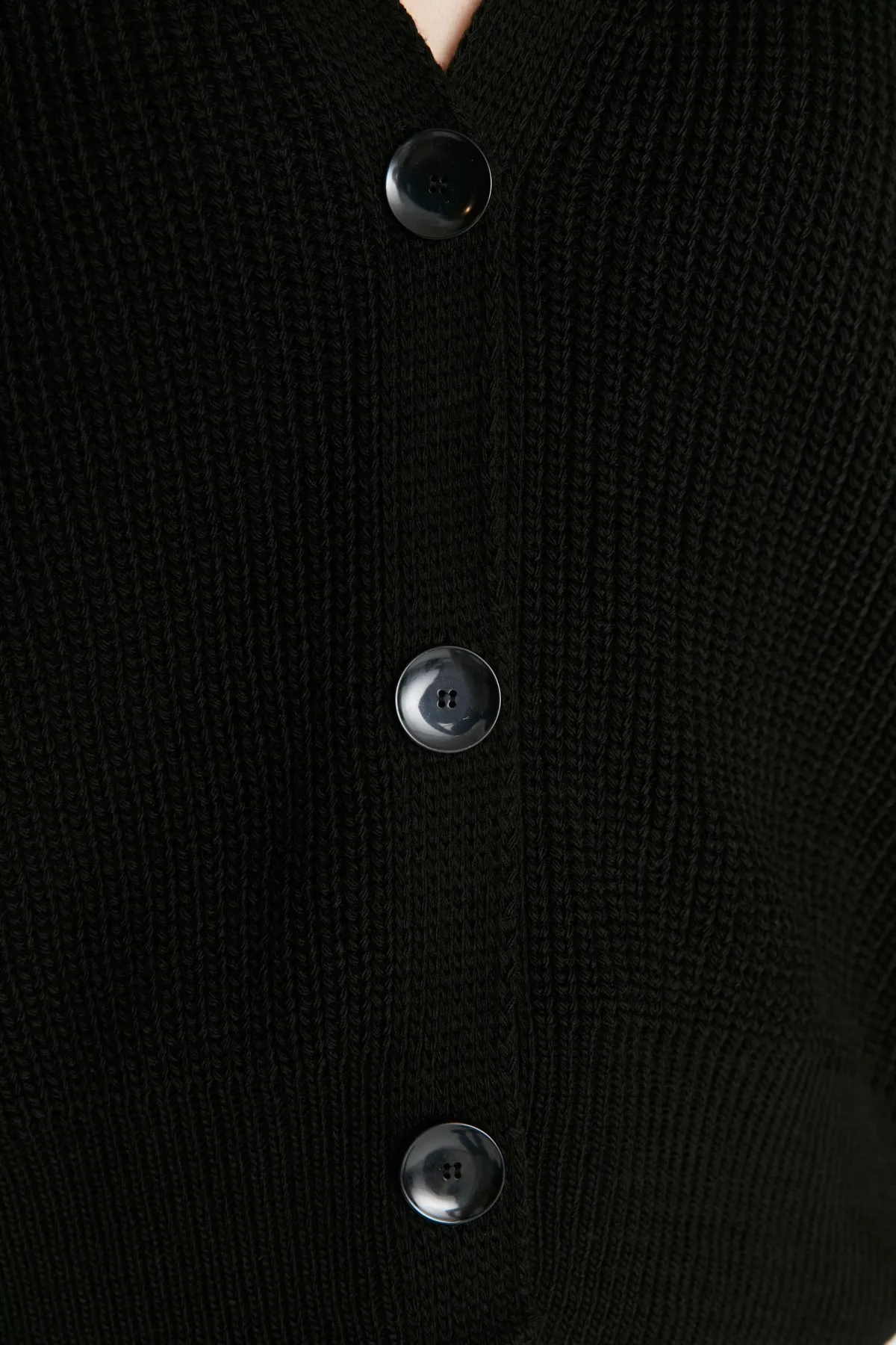 Trendyol Collection  Schwarzer Strickcardigan mit V-Ausschnitt und weiter Passform TWOAW20HI0215
