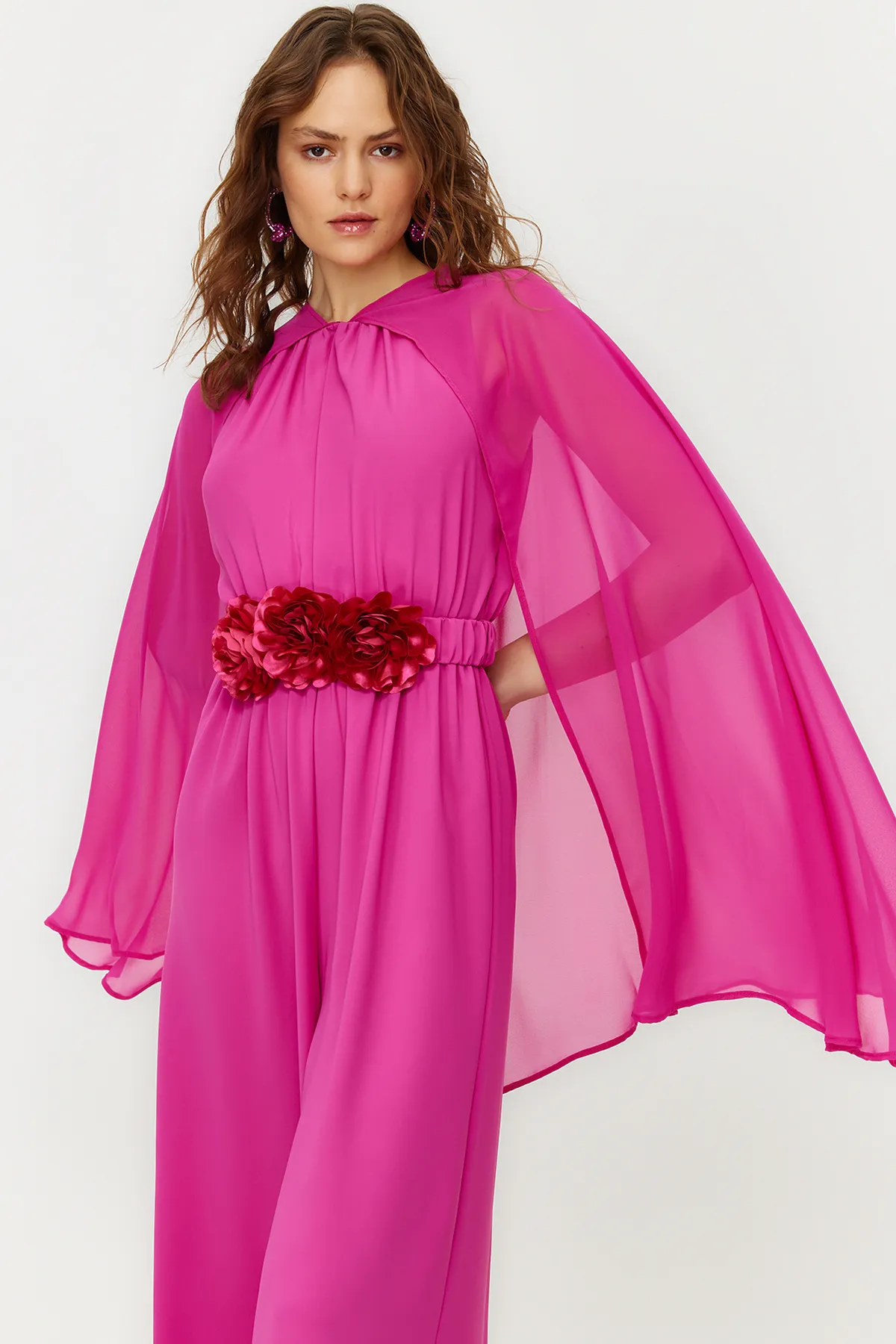 Trendyol Modest  Abendkleid-Overall aus Chiffon mit Cape und Satin in Fuchsia mit Blumengürtel TCTSS24DB00010
