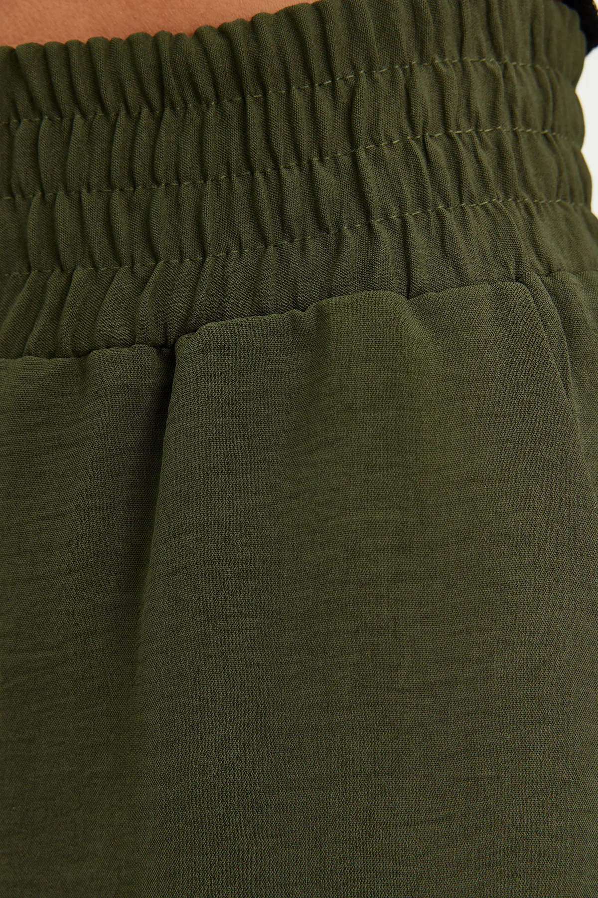 Trendyol Collection  Khakifarbene, elastische Webhose mit weitem Bein / breiter Knöcheltaille TWOSS22PL00024