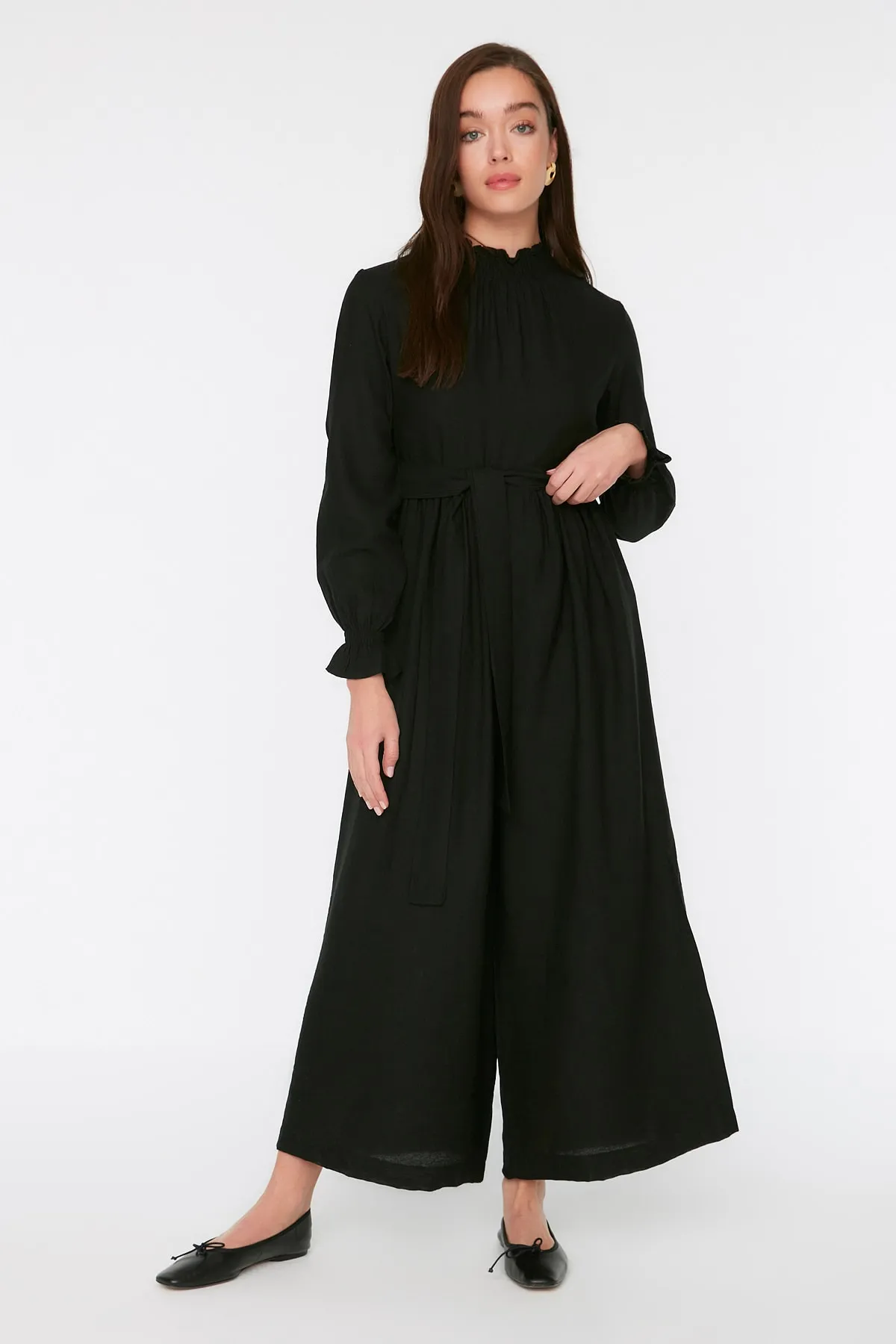 Trendyol Modest  Schwarzer gewebter Overall mit Gürtel und Kragen TCTSS22TU0049