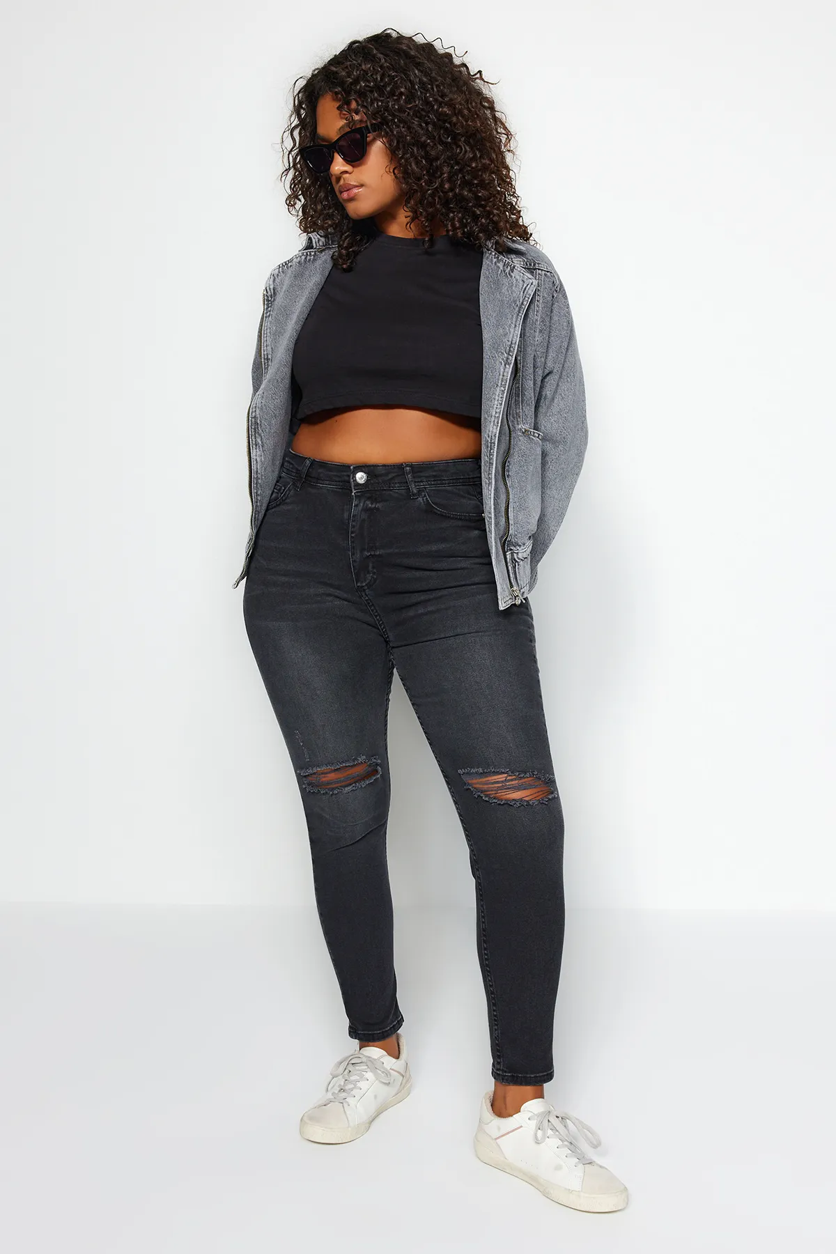 Trendyol Curve  Schwarze, dehnbare Skinny-Jeans mit hoher Taille und Destroy-Details TBBSS23CJ00014