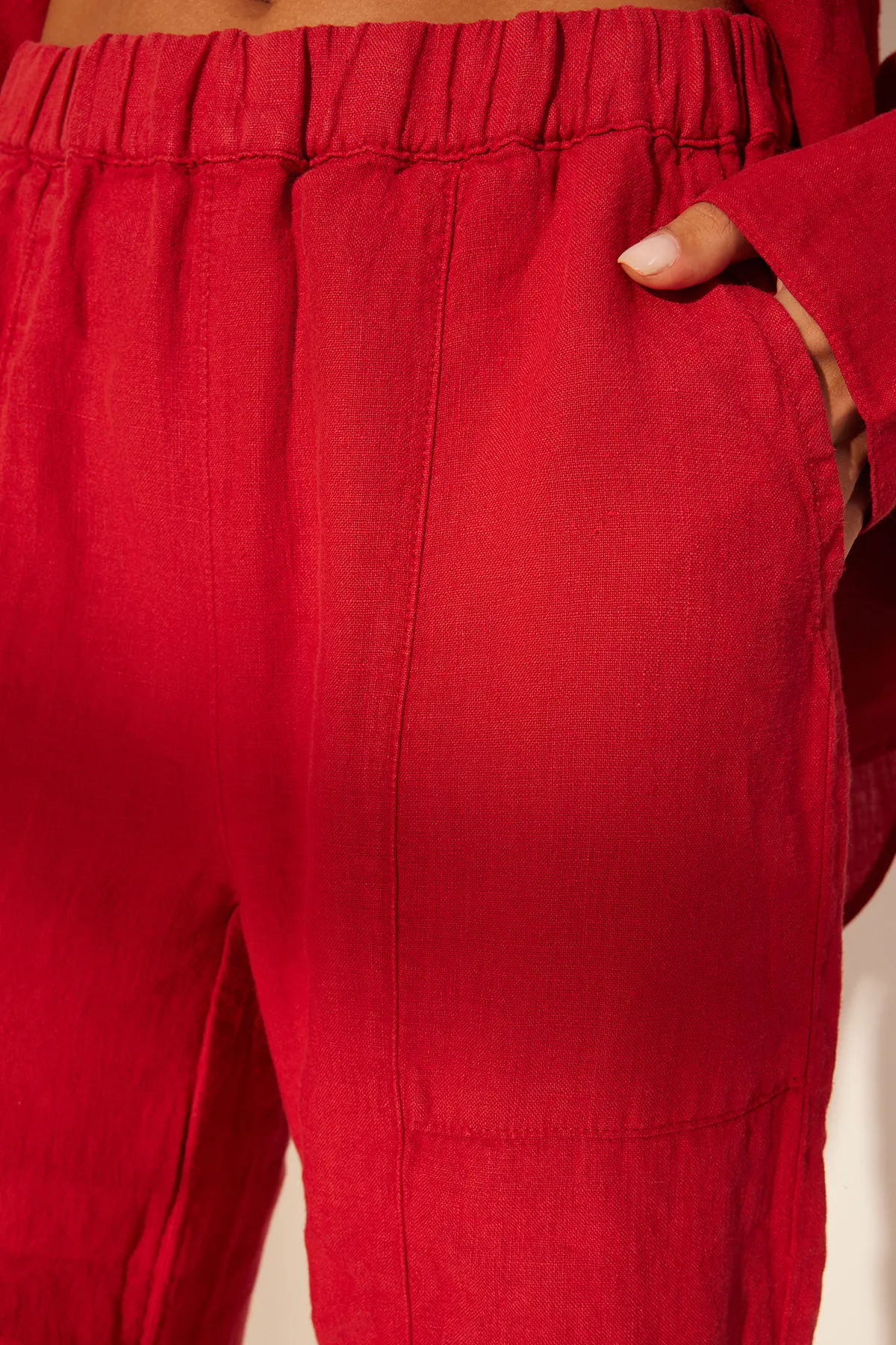 Trendyol Collection  Rote Hose aus 100 % Leinen mit hoher Taille und weitem Bein und Taschendetail TWOSS24JE00247