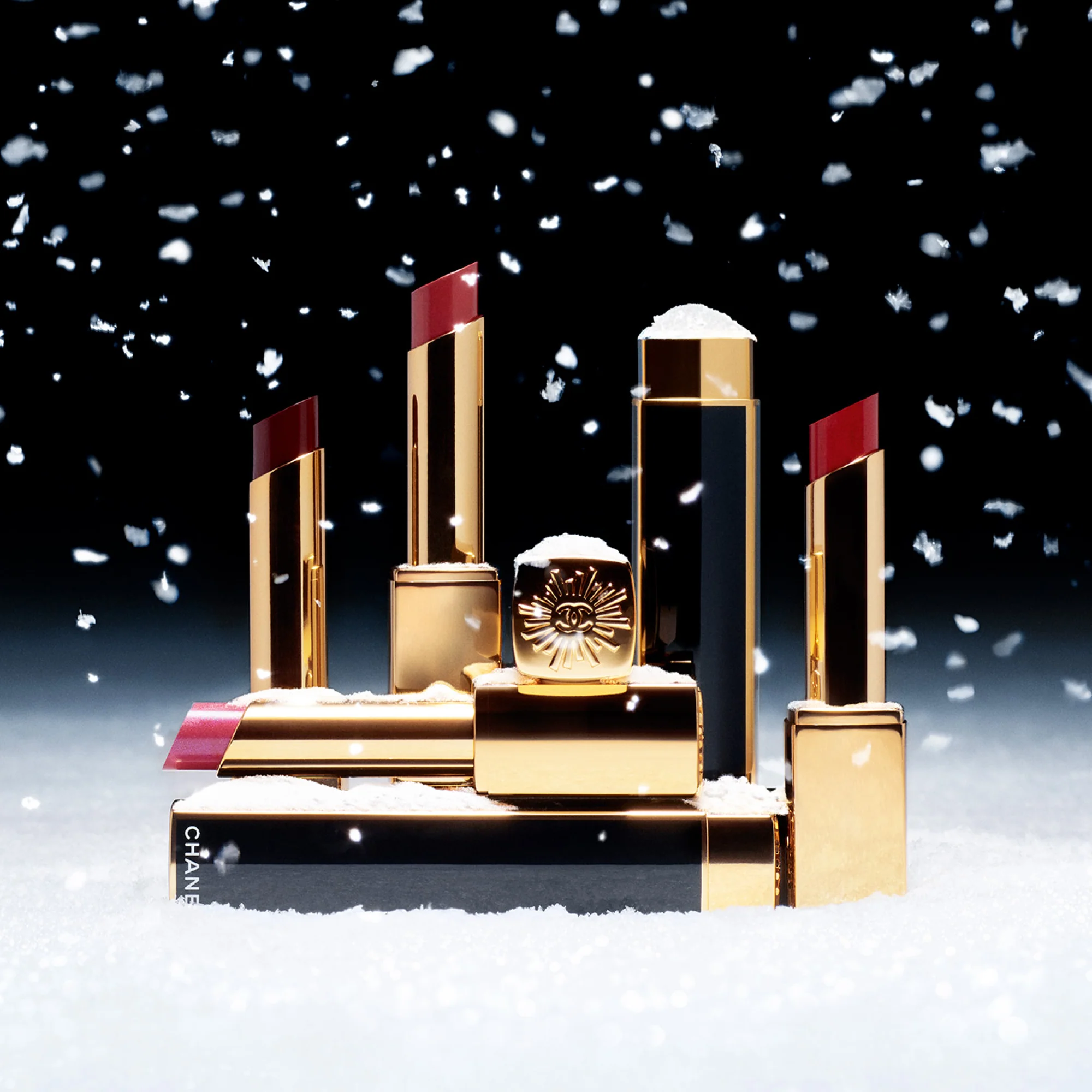 ROUGE ALLURE L'EXTRAIT – INTENSYVŪS LŪPŲ DAŽAI SU ŠVIESOS IR PASIRŪPINIMO EKSTRAKTU. SU DAUGKARTINIU PAPILDYMU.
