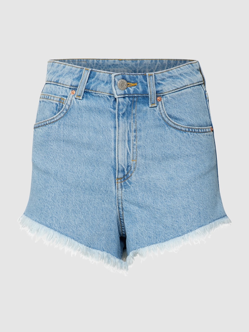 Jeansshorts mit ausgefransten Abschlüssen in hellblau