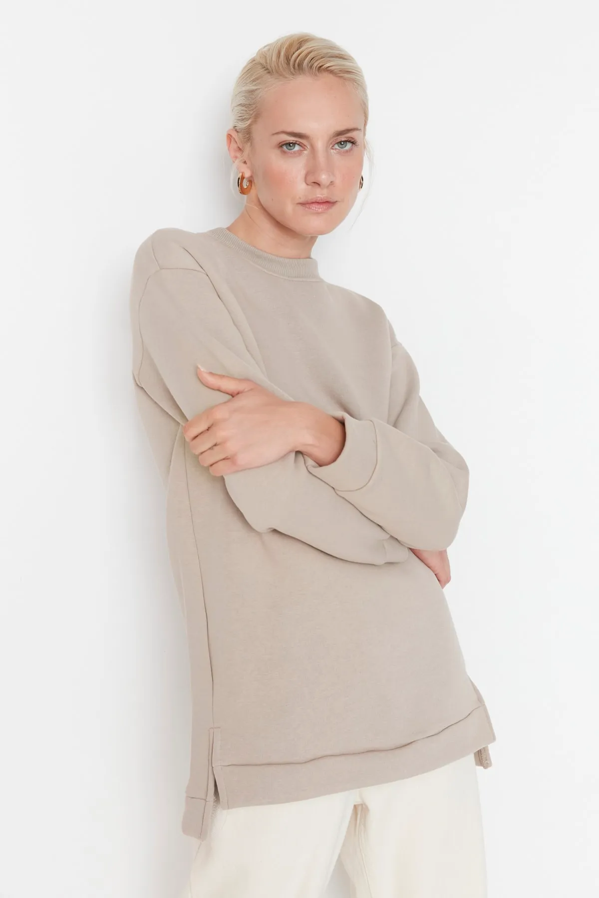 Trendyol Modest  Leichtes, nerzfarbenes, detailliertes Basic-Strick-Sweatshirt mit Schlitz TCTAW23TW00011