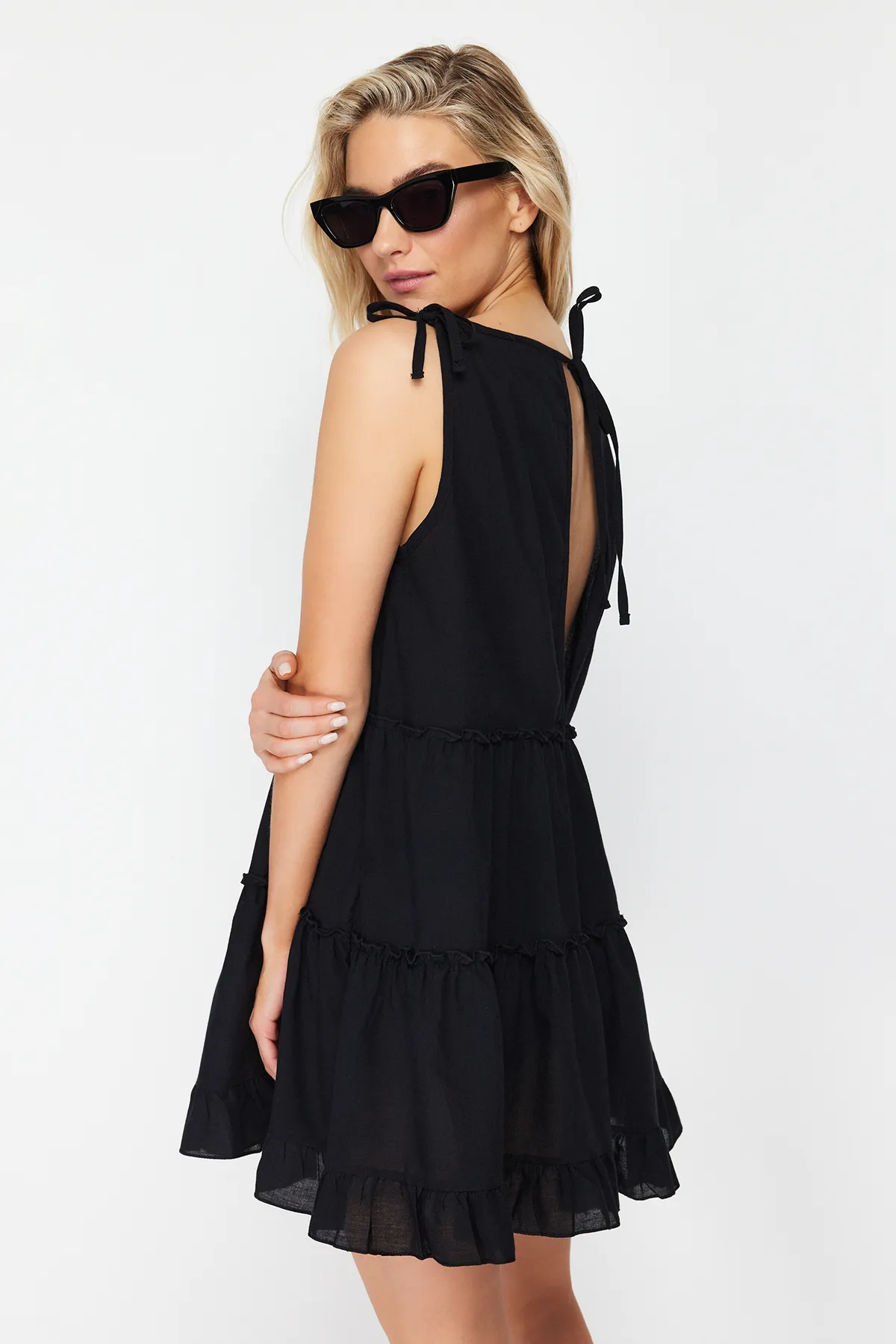 Trendyol Collection  Schwarzes, weit geschnittenes Mini-Strandkleid mit gewebten Rüschen aus 100 % Baumwolle TBESS21EL1247