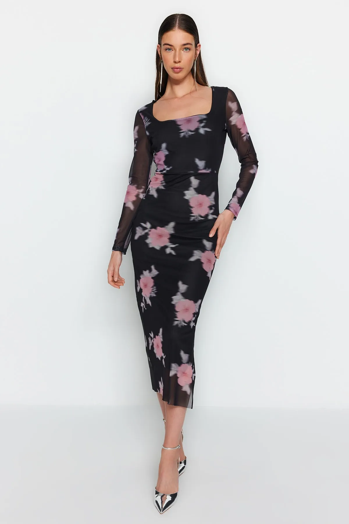Trendyol Collection  Schwarzes, figurbetontes Maxi-Bleistiftkleid aus flexiblem Strick mit Blumenmuster und quadratischem Kragen aus TWOAW24EL00291