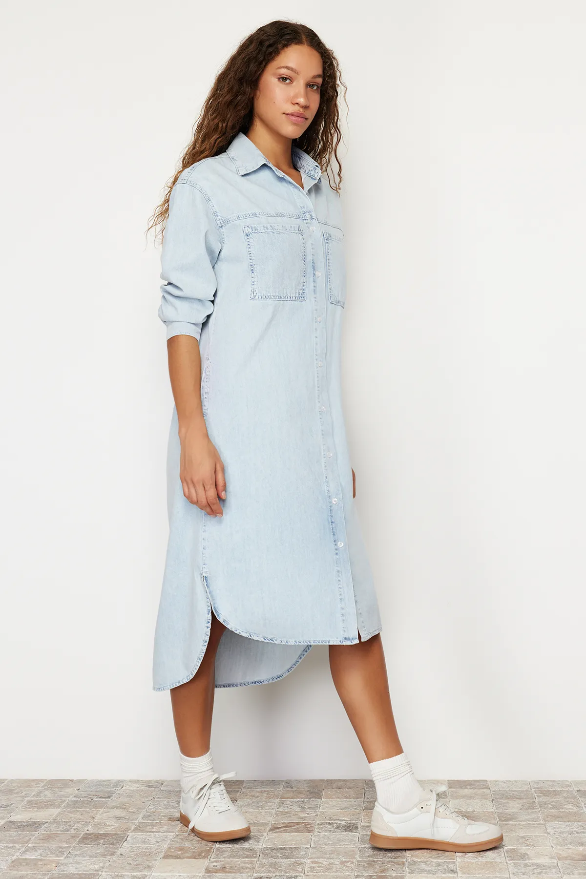 Trendyol Collection  Blaues Denim-Maxi-Hemdkleid TWOSS24EL00465