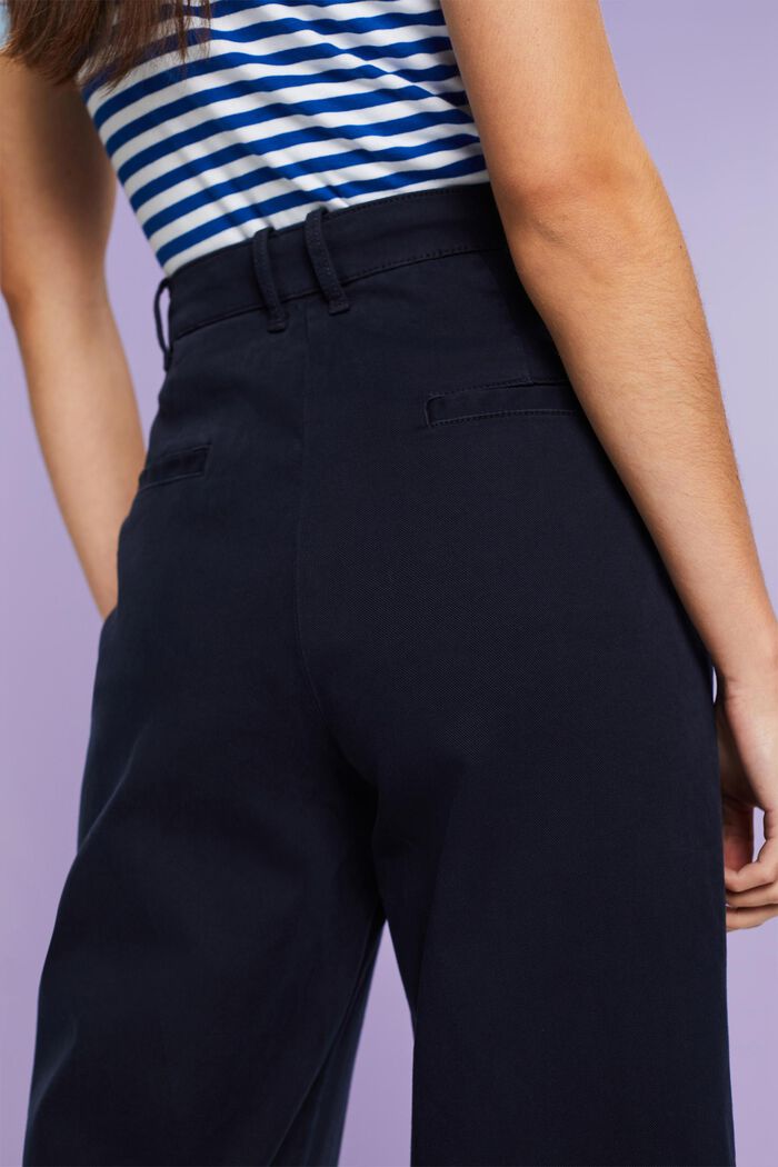 Weit geschnittene Chino mit hohem Bund