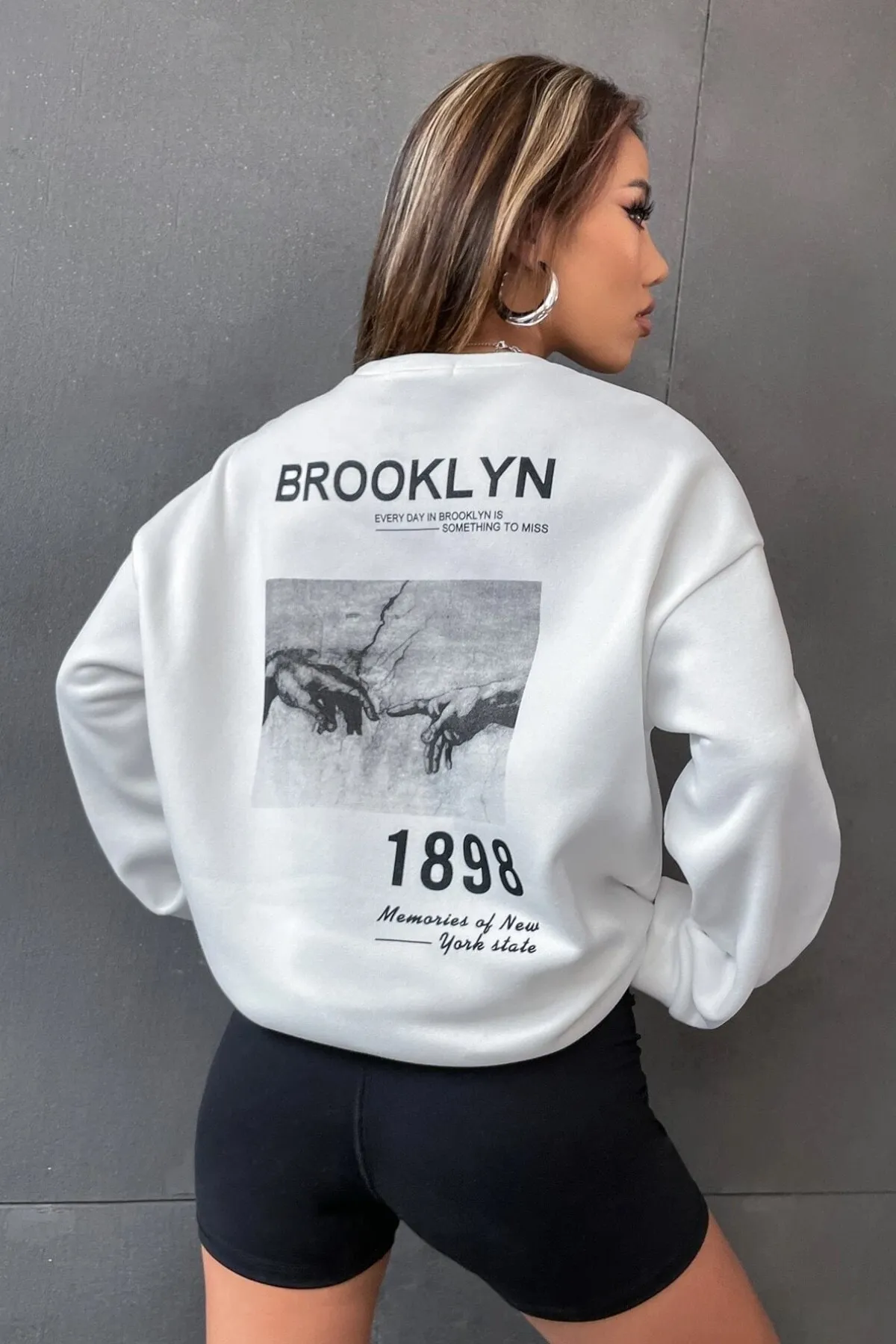 MODAGEN  Weißes Unisex-Sweatshirt „Brooklyn 1898“ mit Rundhalsausschnitt und Oversize-Aufdruck