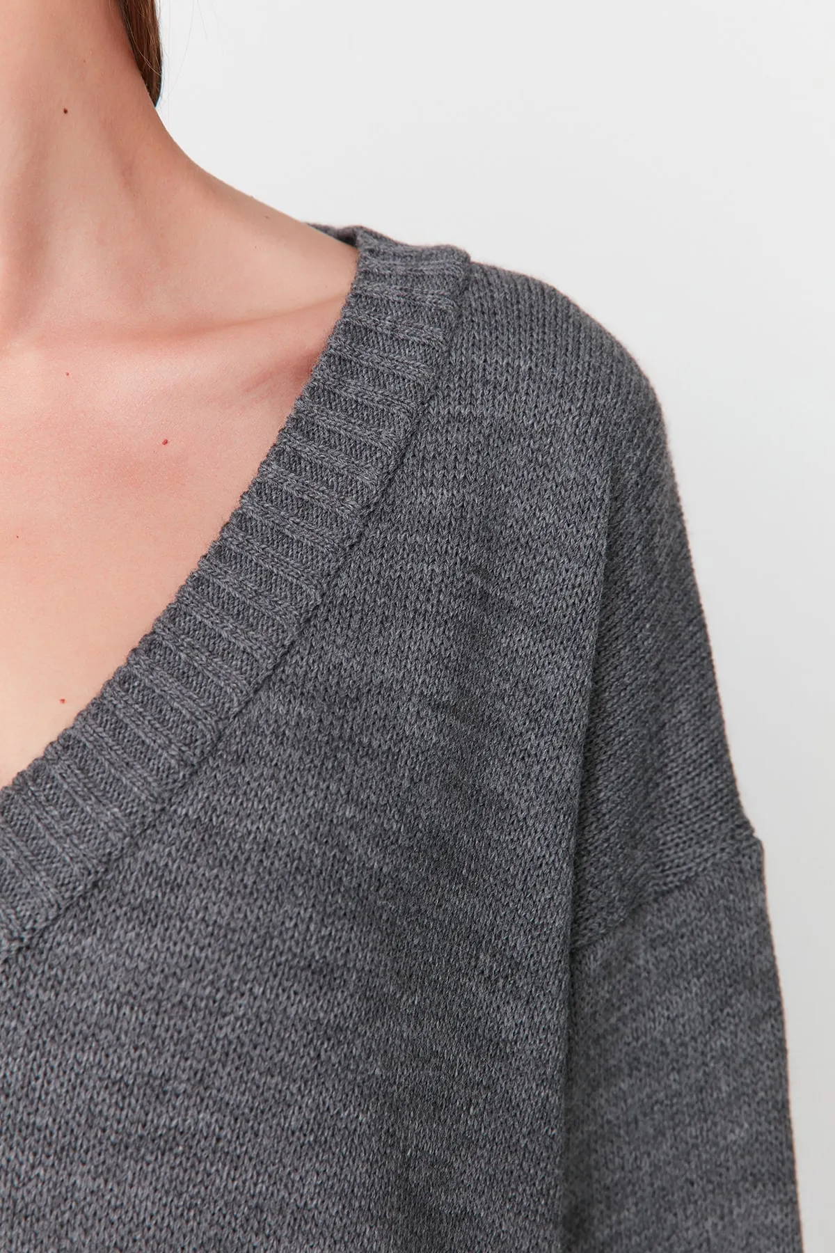 Trendyol Collection  Anthrazitfarbenes Maxi-Strickkleid mit V-Ausschnitt TWOAW23EL00642