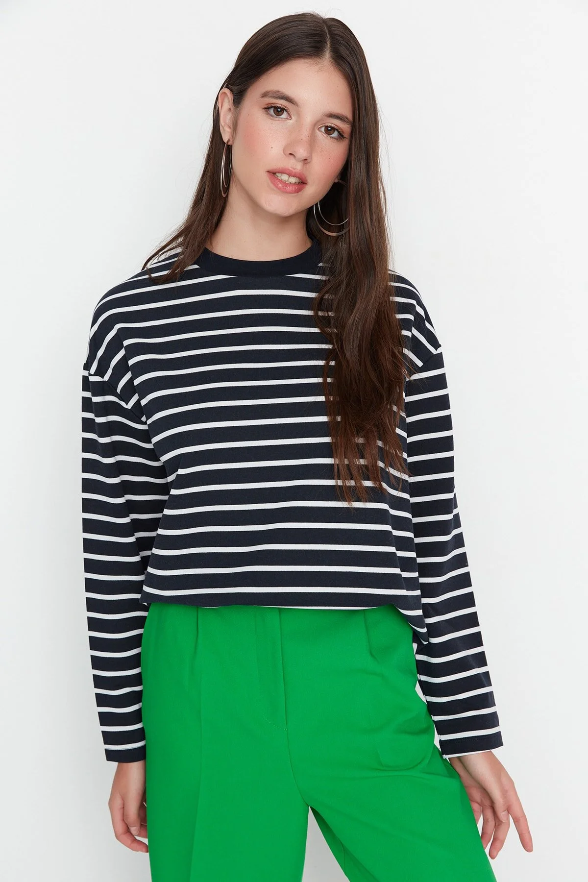 Trendyol Collection  Marineblau gestreiftes Oversize/Weit geschnittenes Rundhals-Sweatshirt aus dünnem Strick TWOAW23SW00326