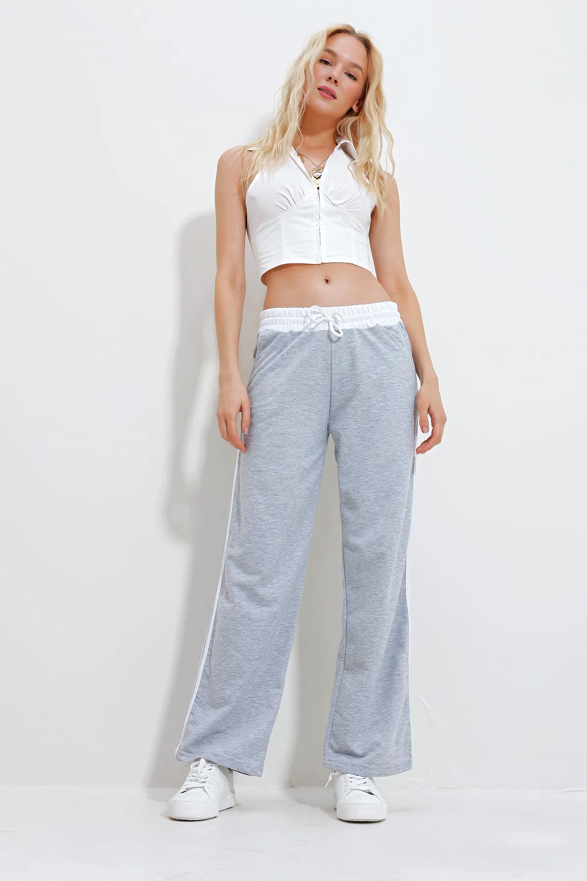 Trend Alaçatı Stili  Graue Pazalazzo-Jogginghose mit elastischem Bund und doppeltem Streifen für Damen ALC-X11969