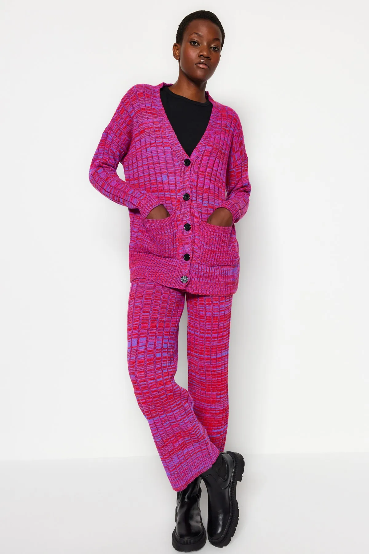 Trendyol Collection  Set aus Oberteil und Unterteil aus Strick mit Farbverlauf und lila Hose TWOAW24AU00054