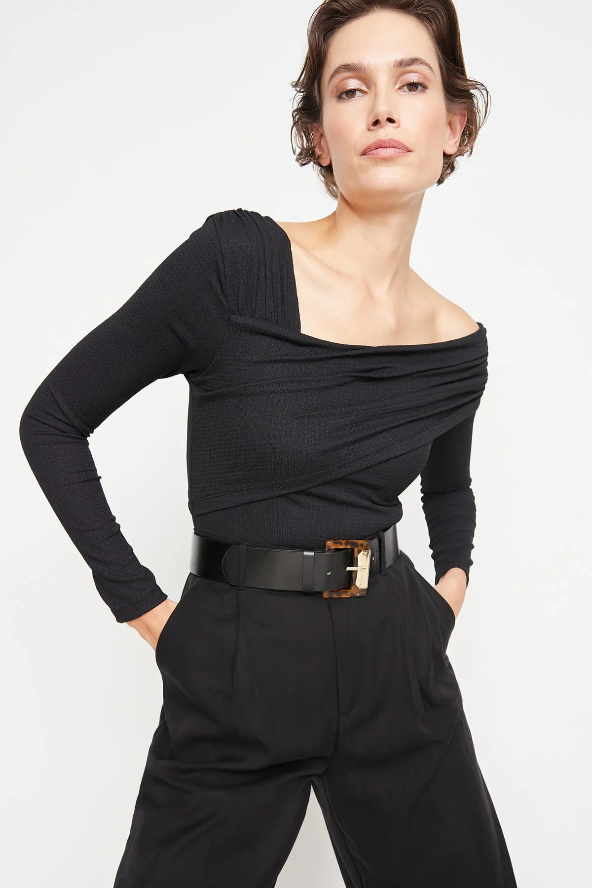 Trendyol Collection  Schwarzer asymmetrischer Kragen, detailreich drapiert, tailliert/körperbetont, figurbetonter Strickbody mit Wickelnieten TWOAW23BD00043