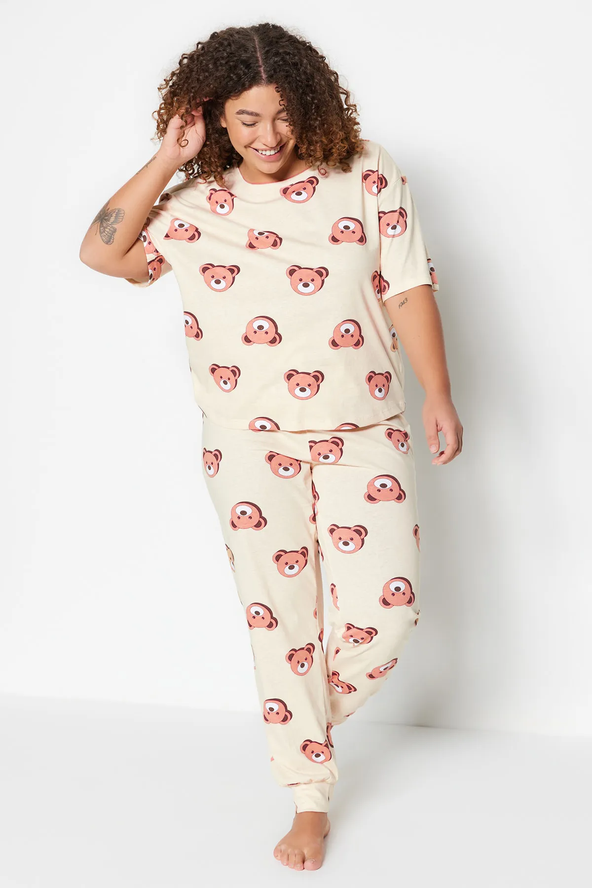 Trendyol Curve  Ecrufarbenes Pyjama-Set aus Strick mit Teddybär-Muster TBBAW23AI00039