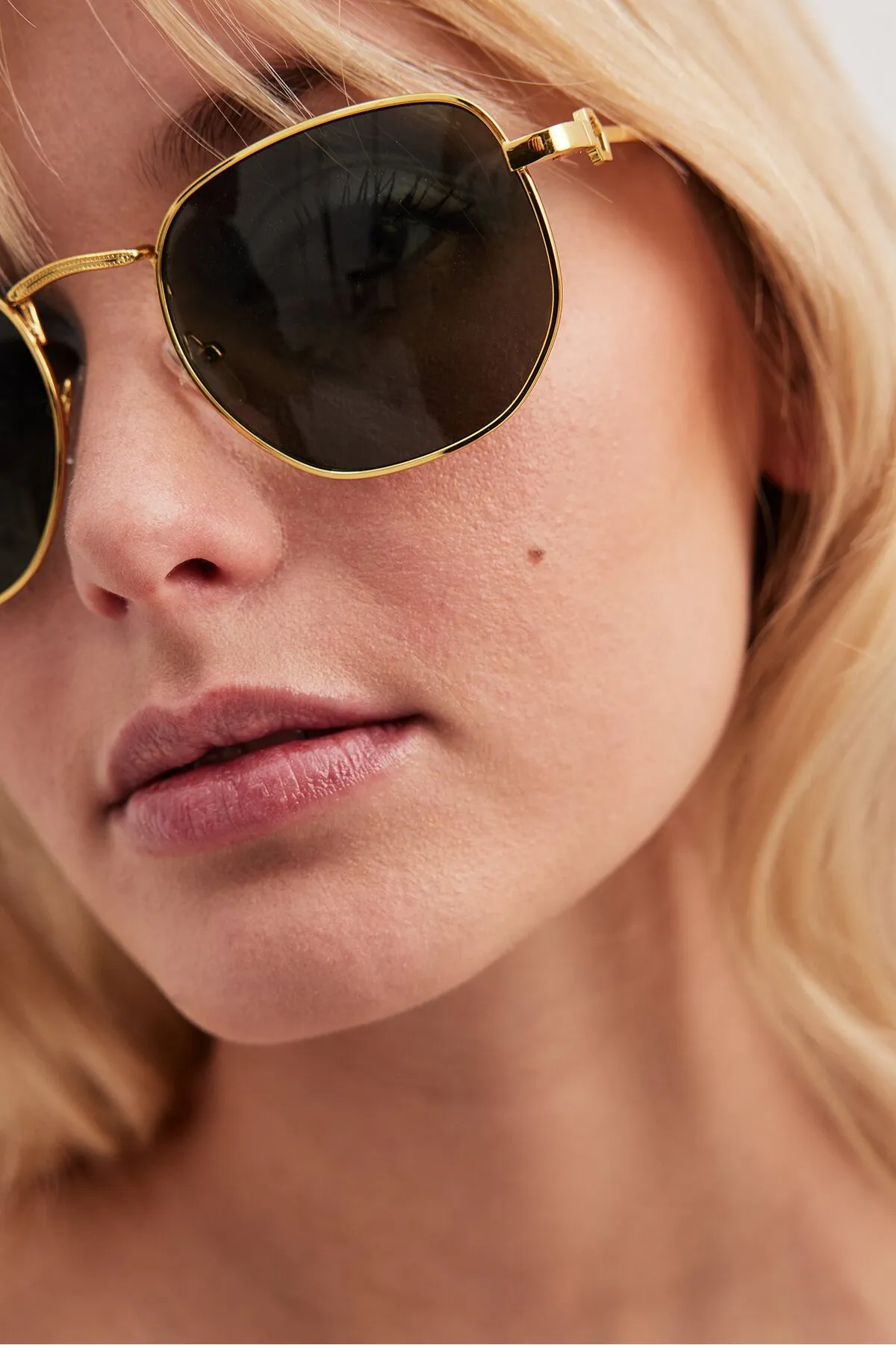 NA-KD  Sonnenbrille aus Metall mit Kettendetail