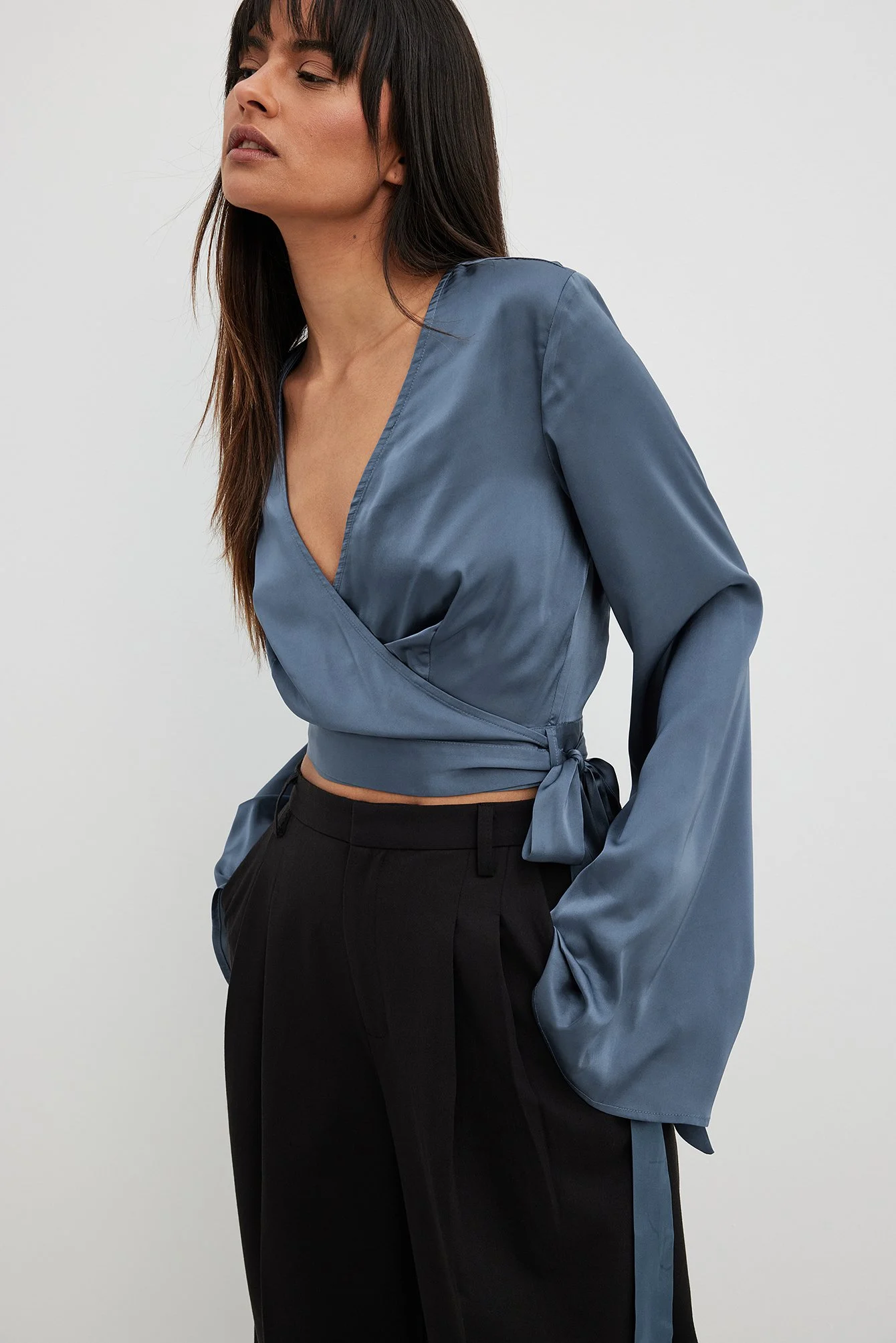 Wickelbluse aus Satin mit Trompetenärmeln