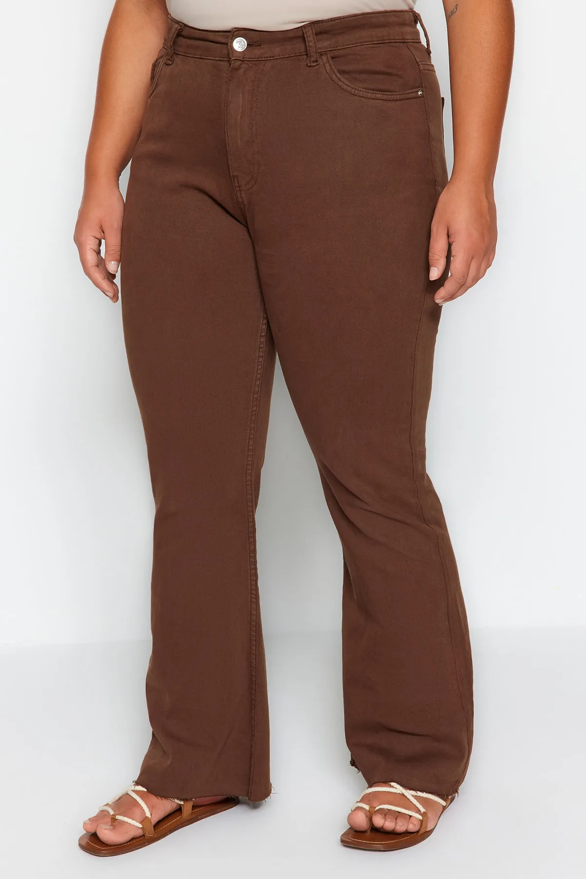 Trendyol Curve  Braune Cut-Cut-Denimjeans in spanischer Passform TBBSS23AR00007