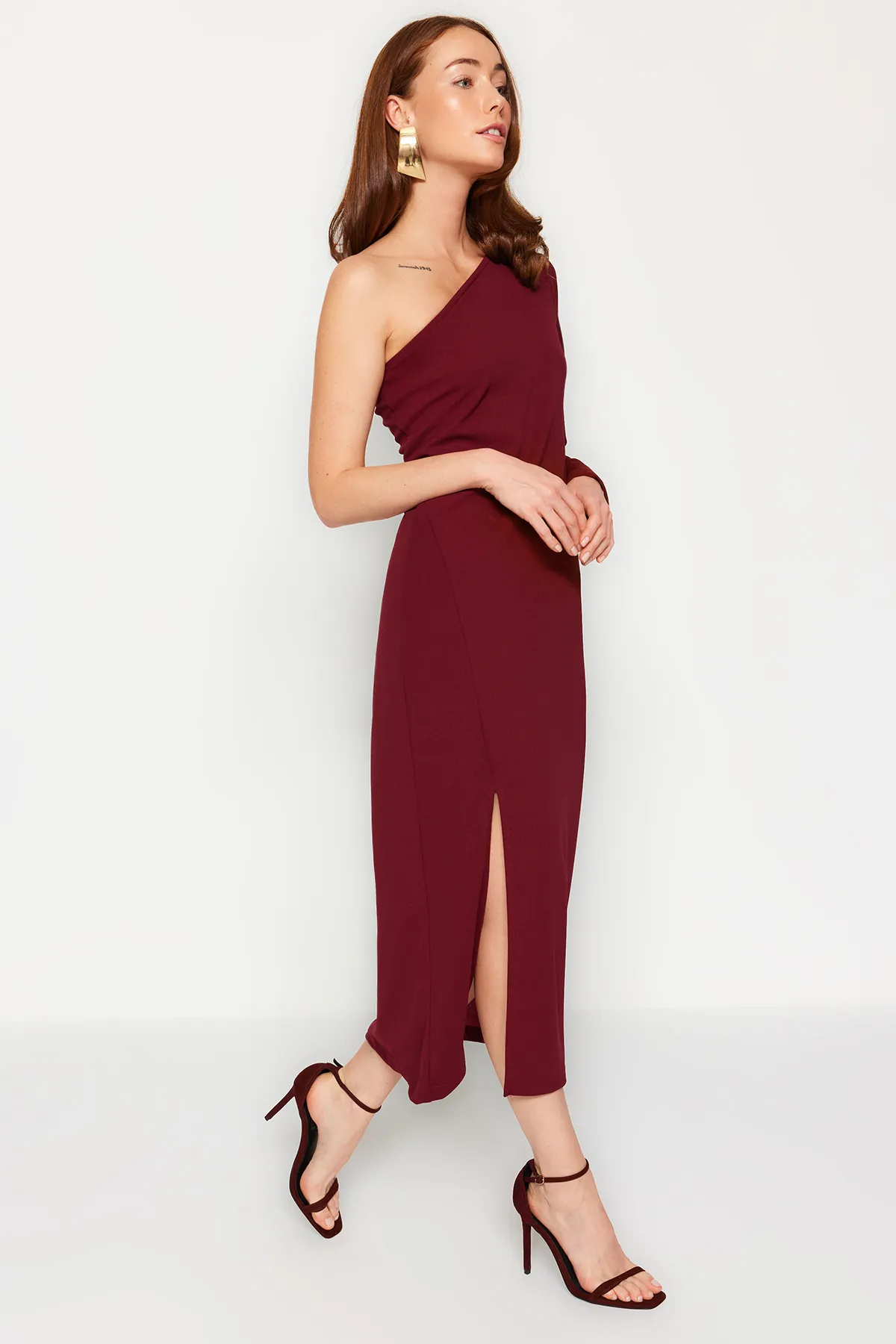 Trendyol Collection  Weinrotes Midi-Strickkleid mit asymmetrischem Ausschnitt und detailliertem Schlitz TWOAW24EL00623
