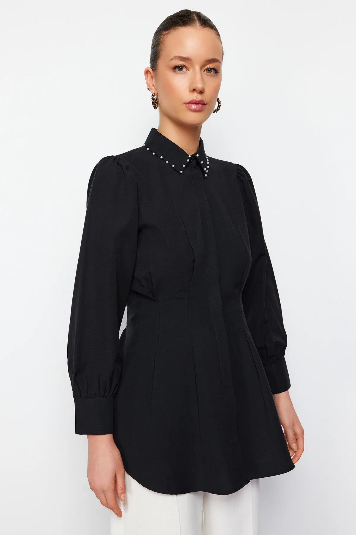 Trendyol Modest  Schwarzes, taillenbesetztes, gewebtes Hemd mit Perlendetails TCTAW24TG00027