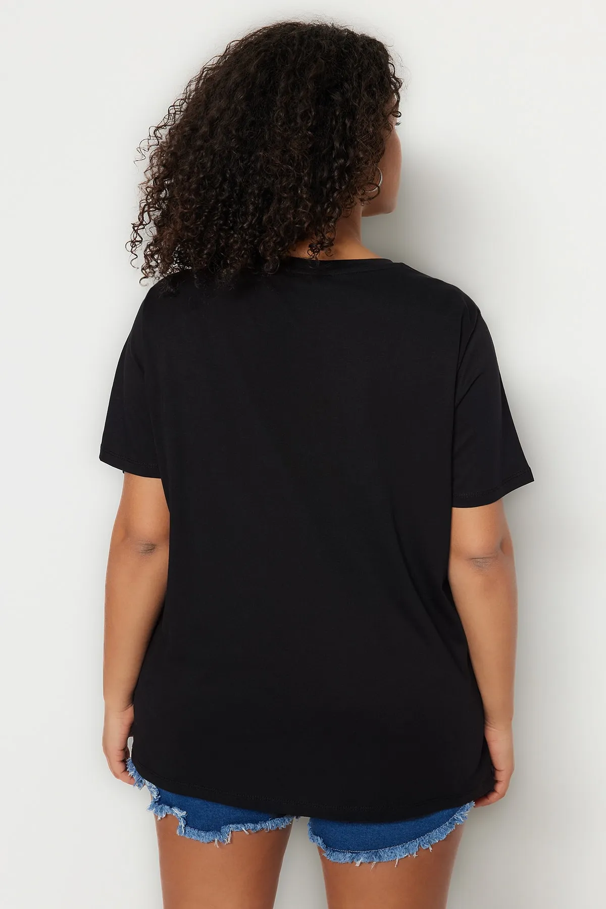 Trendyol Curve  Schwarzes, bedrucktes, kurzes Strick-T-Shirt mit Rundhalsausschnitt TBSSS23BF00022