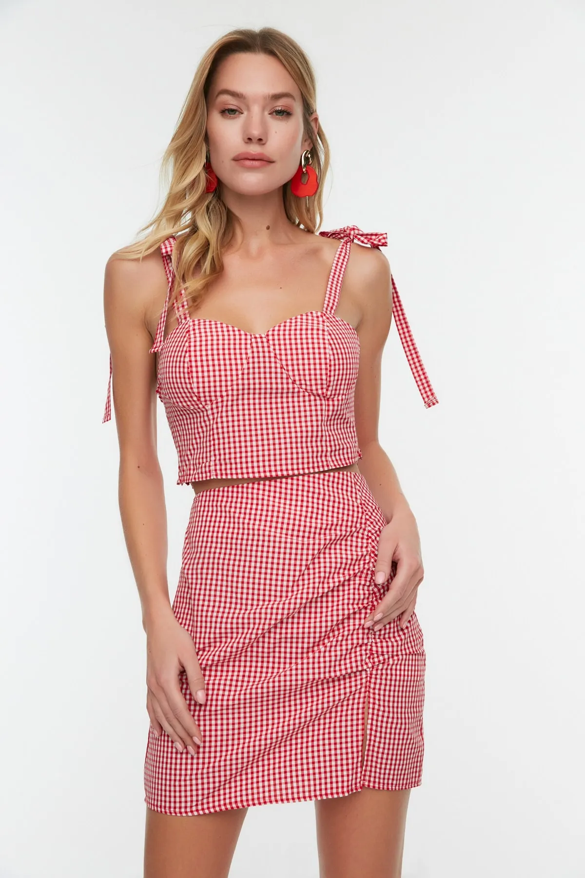 Trendyol Collection  Rotes Set aus gewebtem Oberteil und Unterteil mit karierter Krawatte und Detail TBESS21AU0091