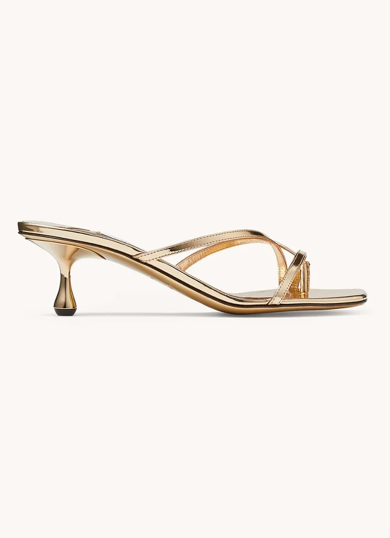 Jimmy Choo Etana 50 -sandaalit vasikannahasta, jossa on metallinhohtoinen viimeistely.