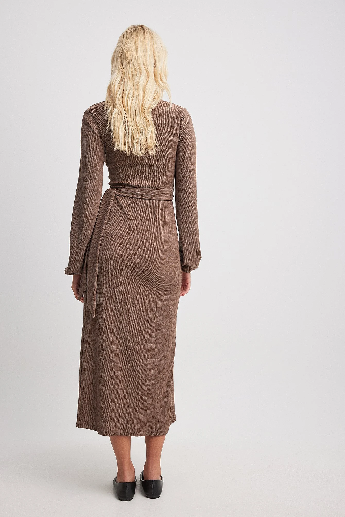 Strukturiertes Midikleid in Wickeloptik