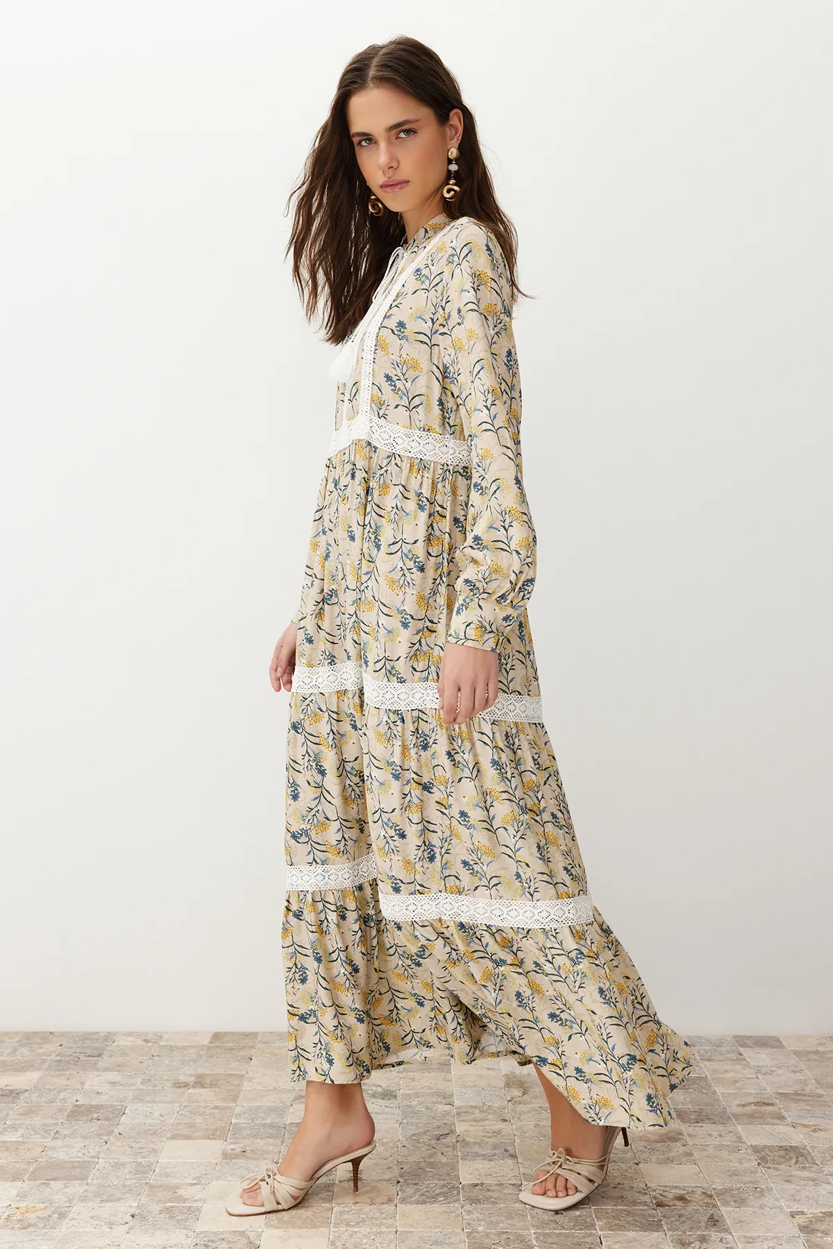Trendyol Modest  Beigefarbenes, gewebtes Kleid mit Blumenstickerei und detailliertem Ausschnitt TCTSS24EB00048