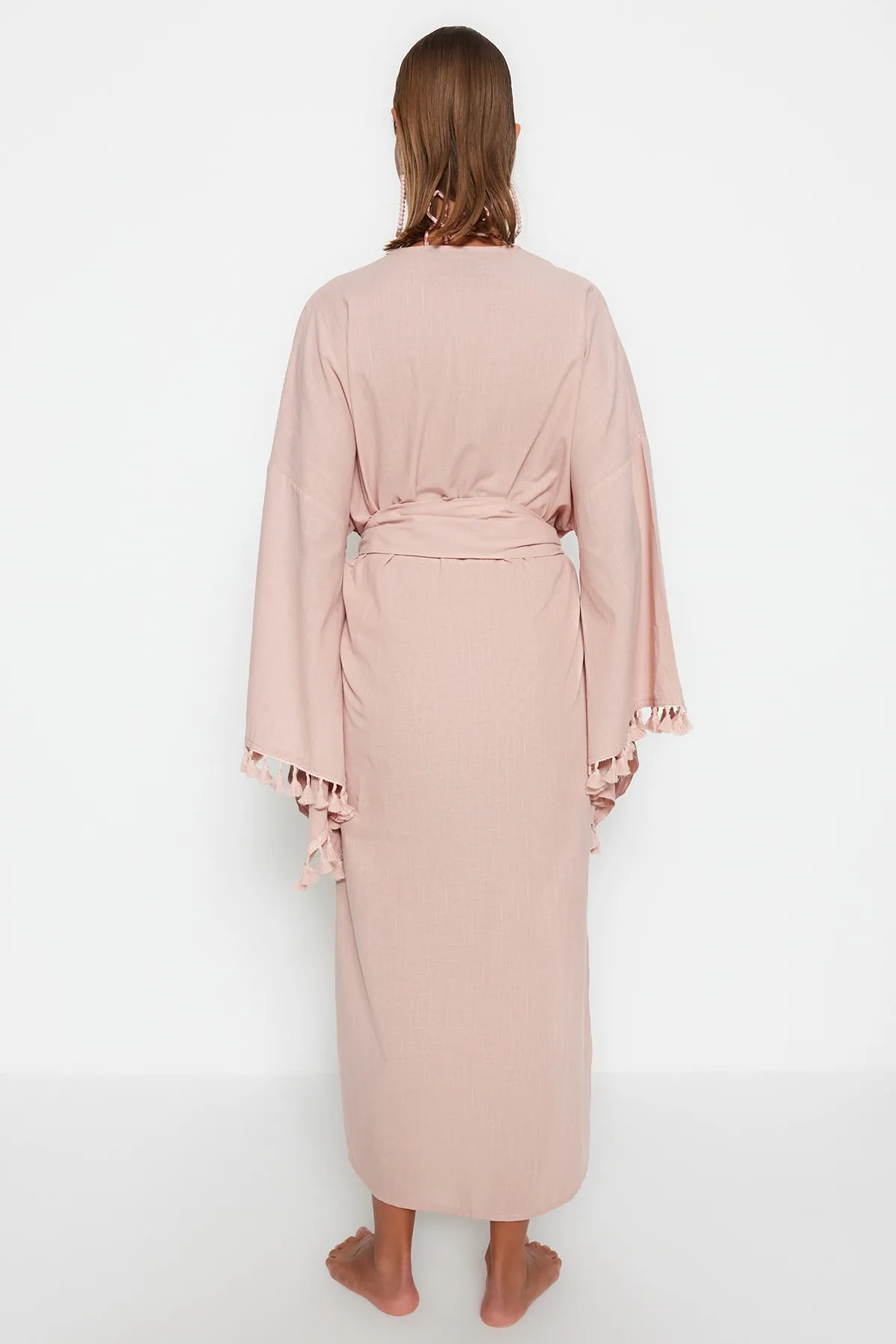 Trendyol Collection  Puderfarbener Maxi-Kimono und Kaftan aus 100 % Baumwolle mit gewebten Quasten und Gürtel TBESS23KM00016